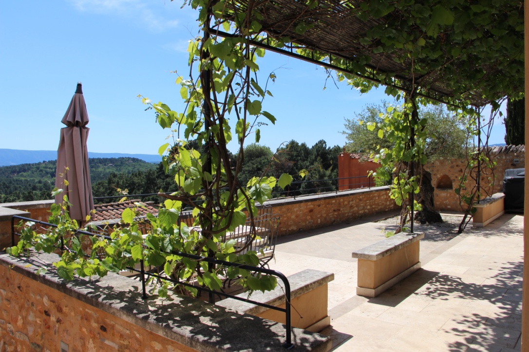 Roussillon, agréable maison avec terrasses et maison d'amis au coeur du village   