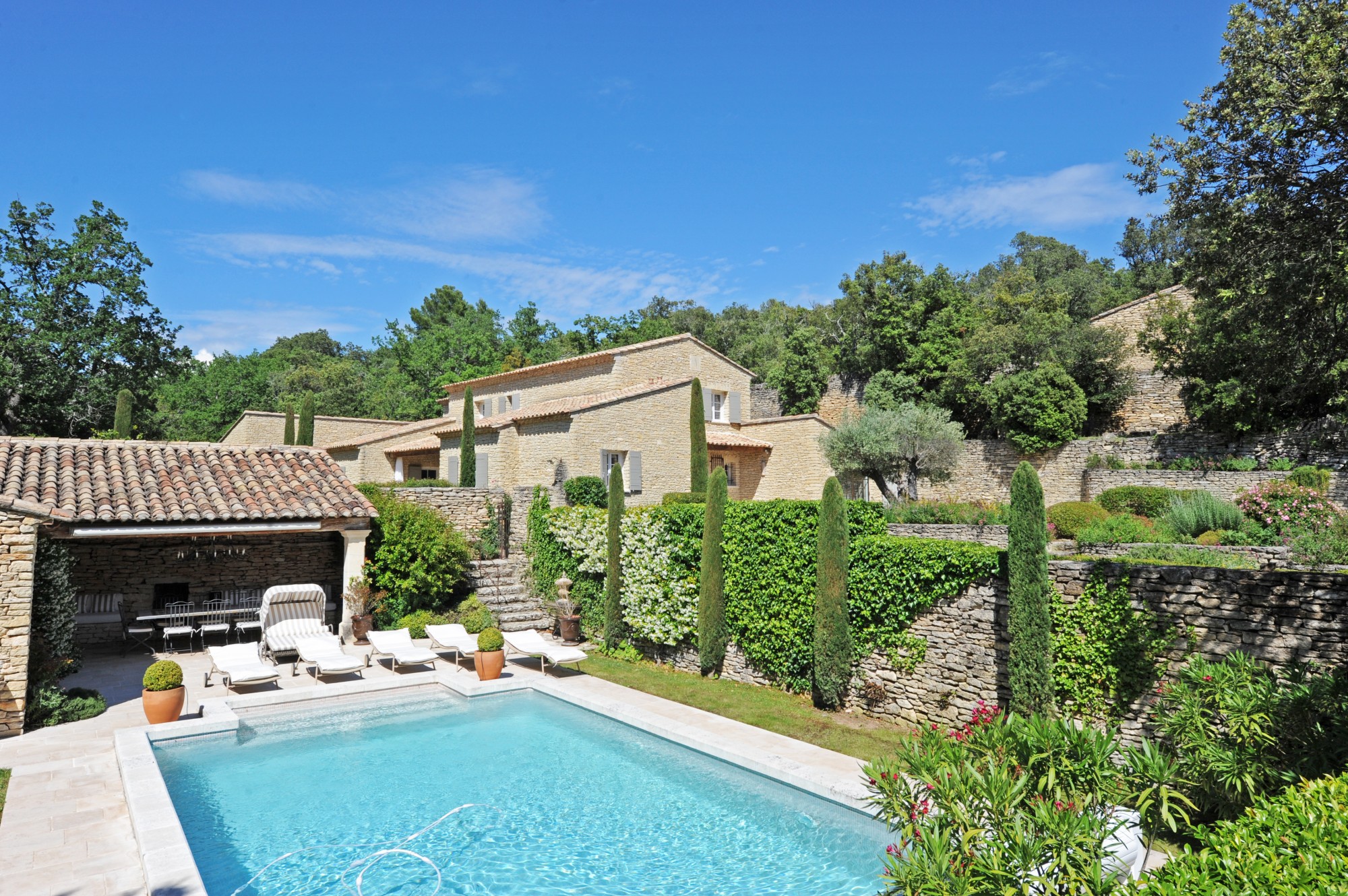 Gordes, propriété d'agrément en pierres avec piscine à quelques minutes à pied du centre du village   