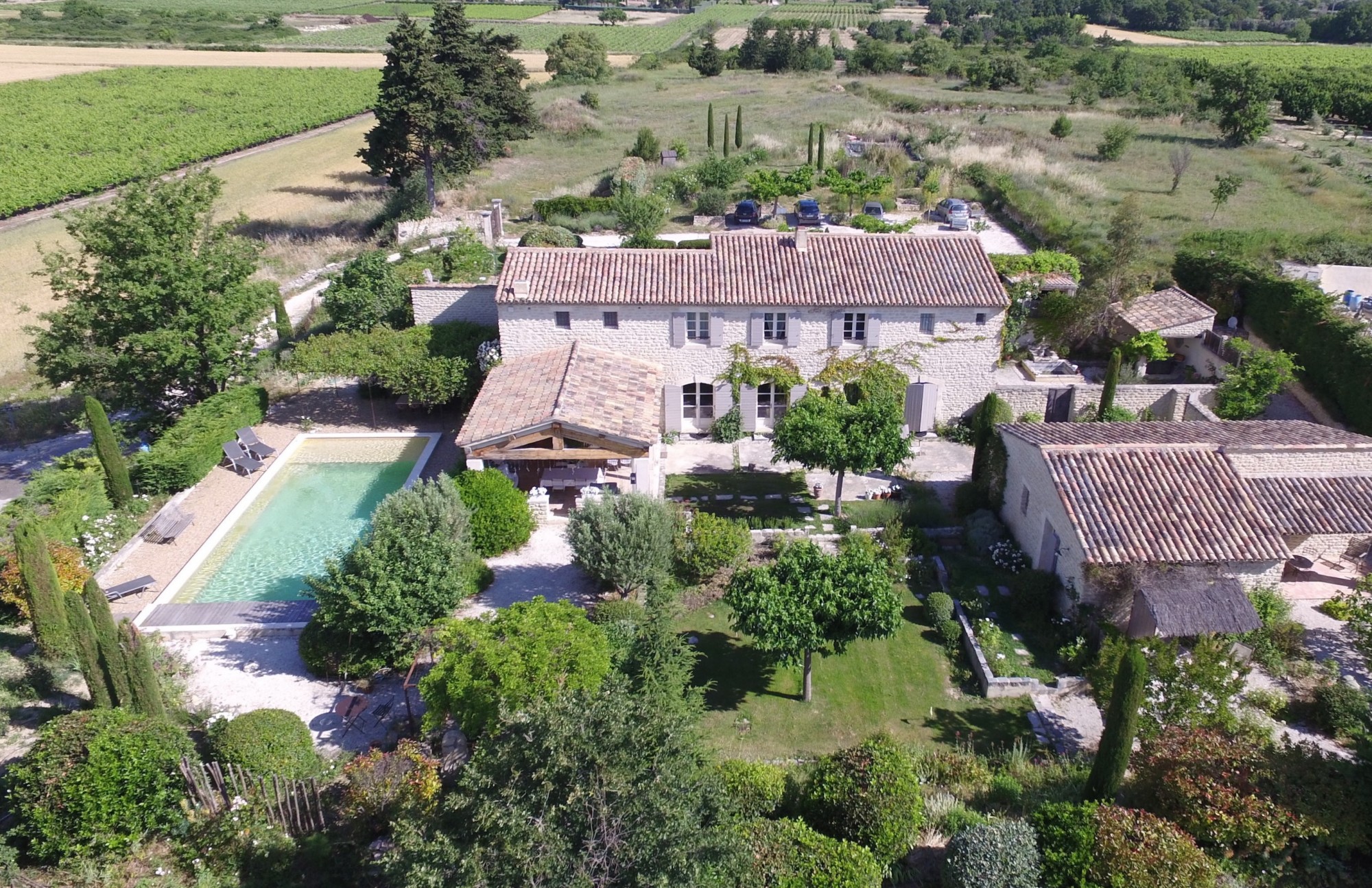 Gordes, maison en pierres avec piscine et vue   