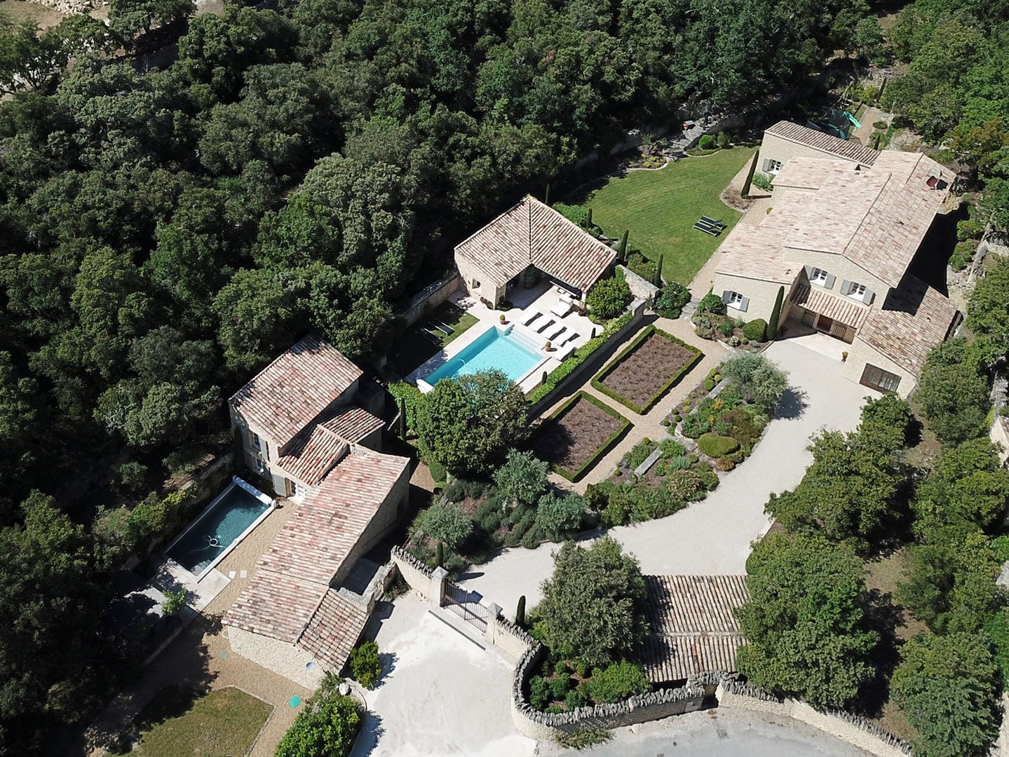Gordes, propriété d'agrément comprenant deux maisons et deux piscines.    