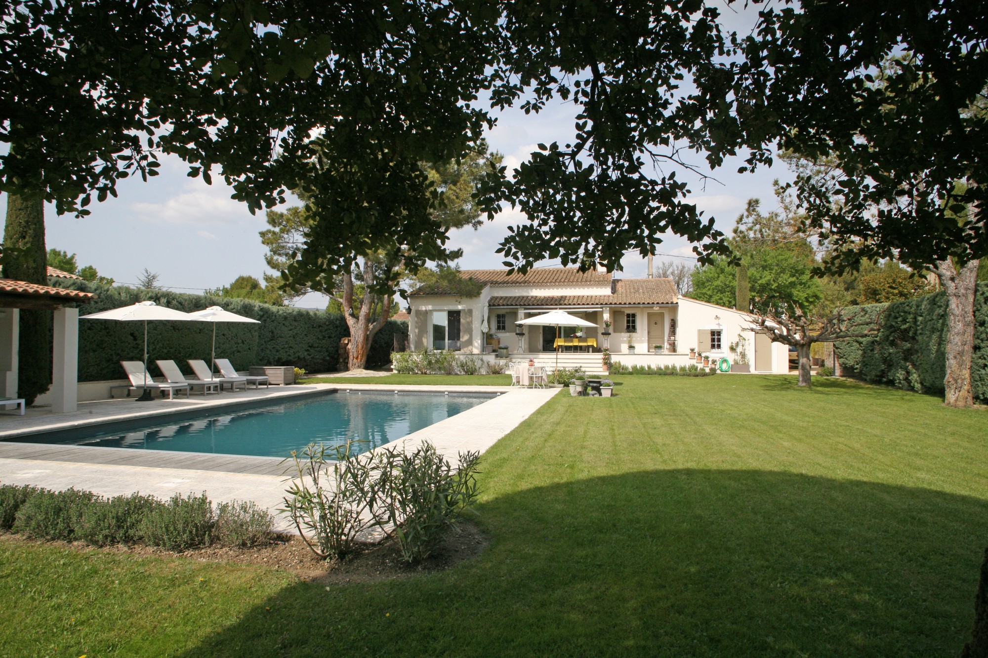Provence, maison avec piscine et vue dans un quartier résidentiel   
