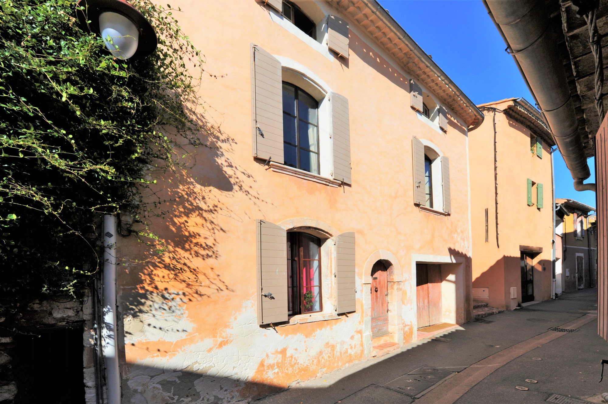 Roussillon coeur de village, grande maison avec garage et appartement    