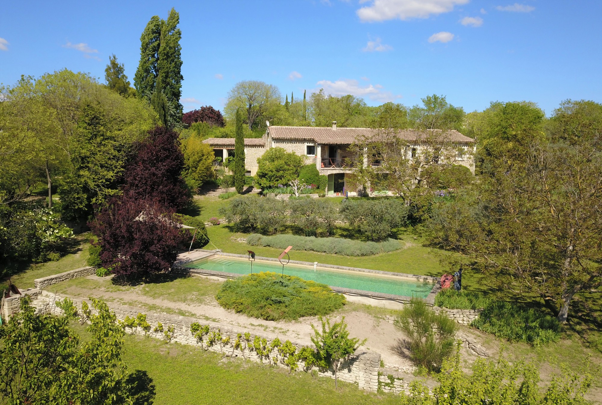 Gordes, belle maison en pierres avec vue sur le Luberon   
