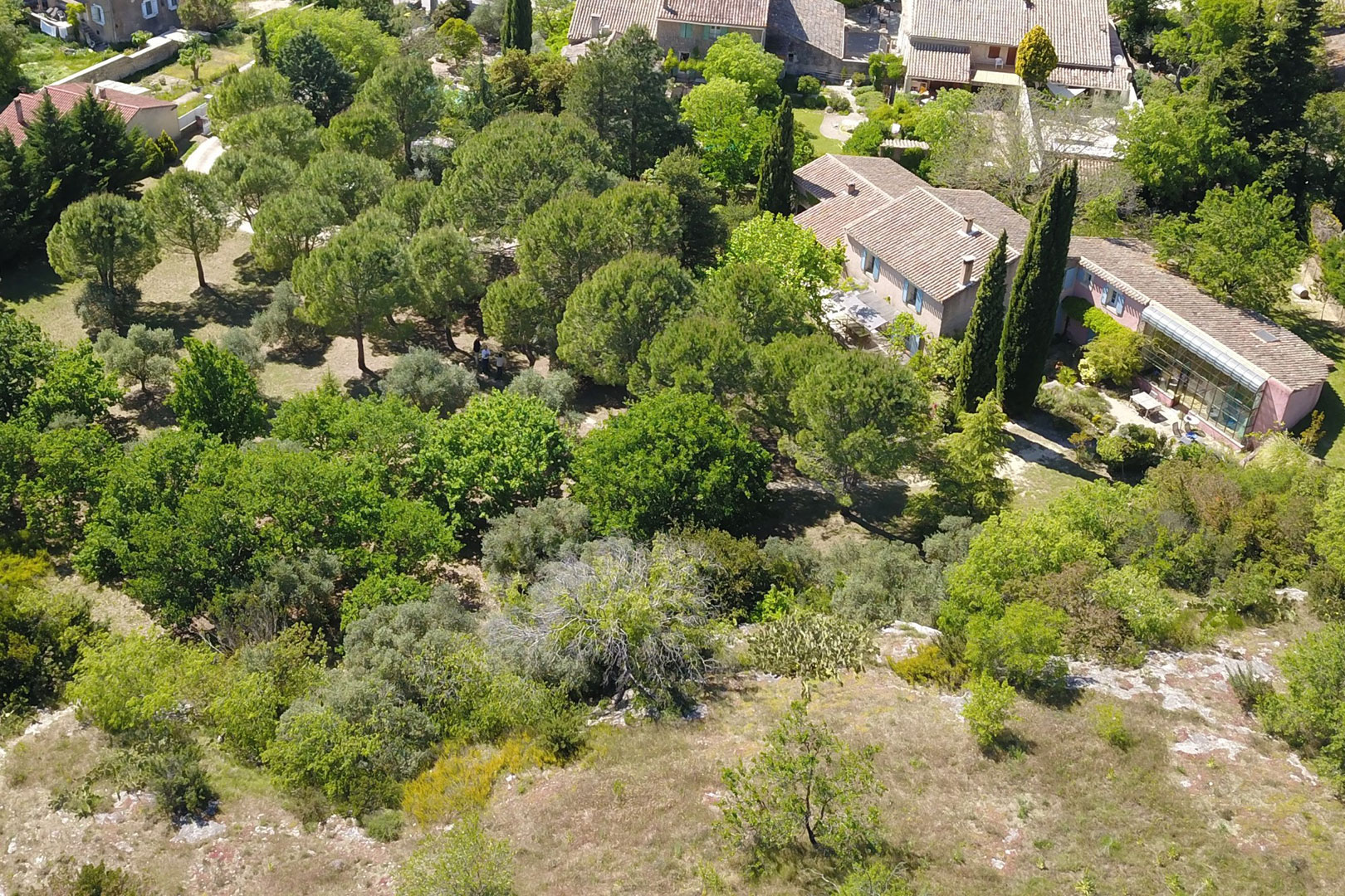 Au coeur de Lagnes, proche de l'Isle sur la Sorgue, maison de charme avec piscine intérieure   