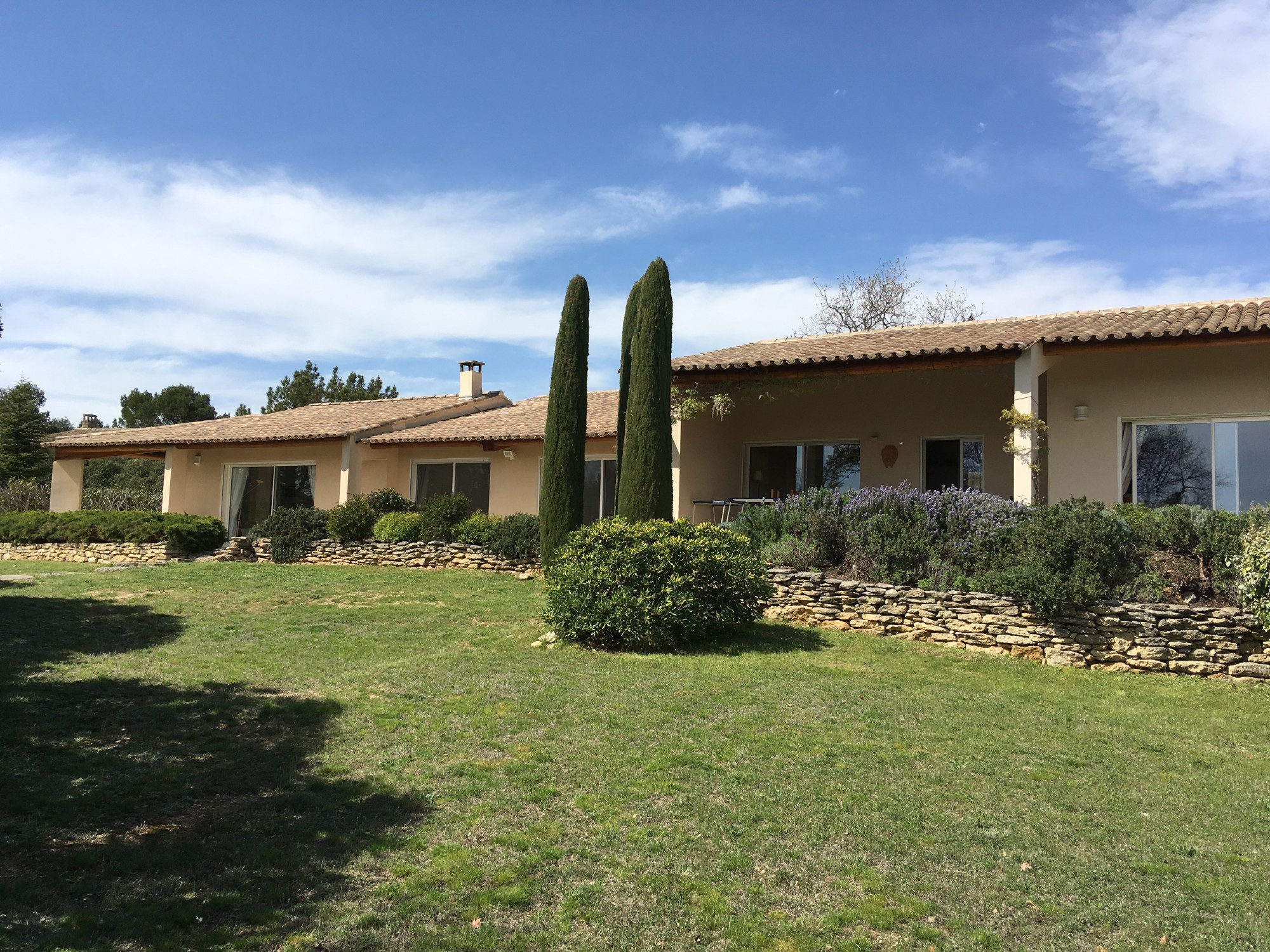 Luberon, propriété aux abords du village de Cabrières d'Avignon, comprenant deux habitations   