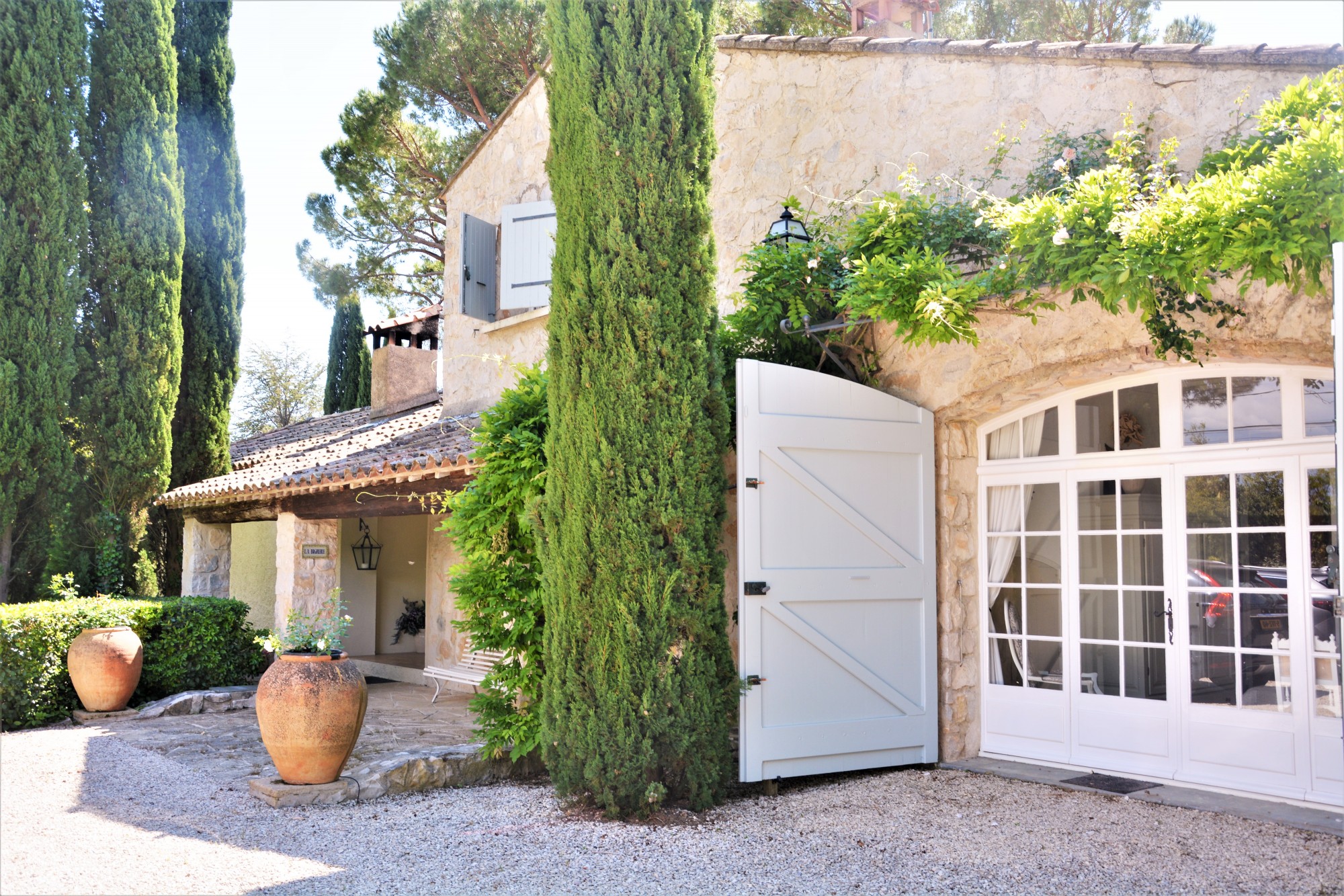 Proche d'un des plus beau village du sud Luberon. Maison en pierre avec piscine sur un parc d'1,5 hectares.   