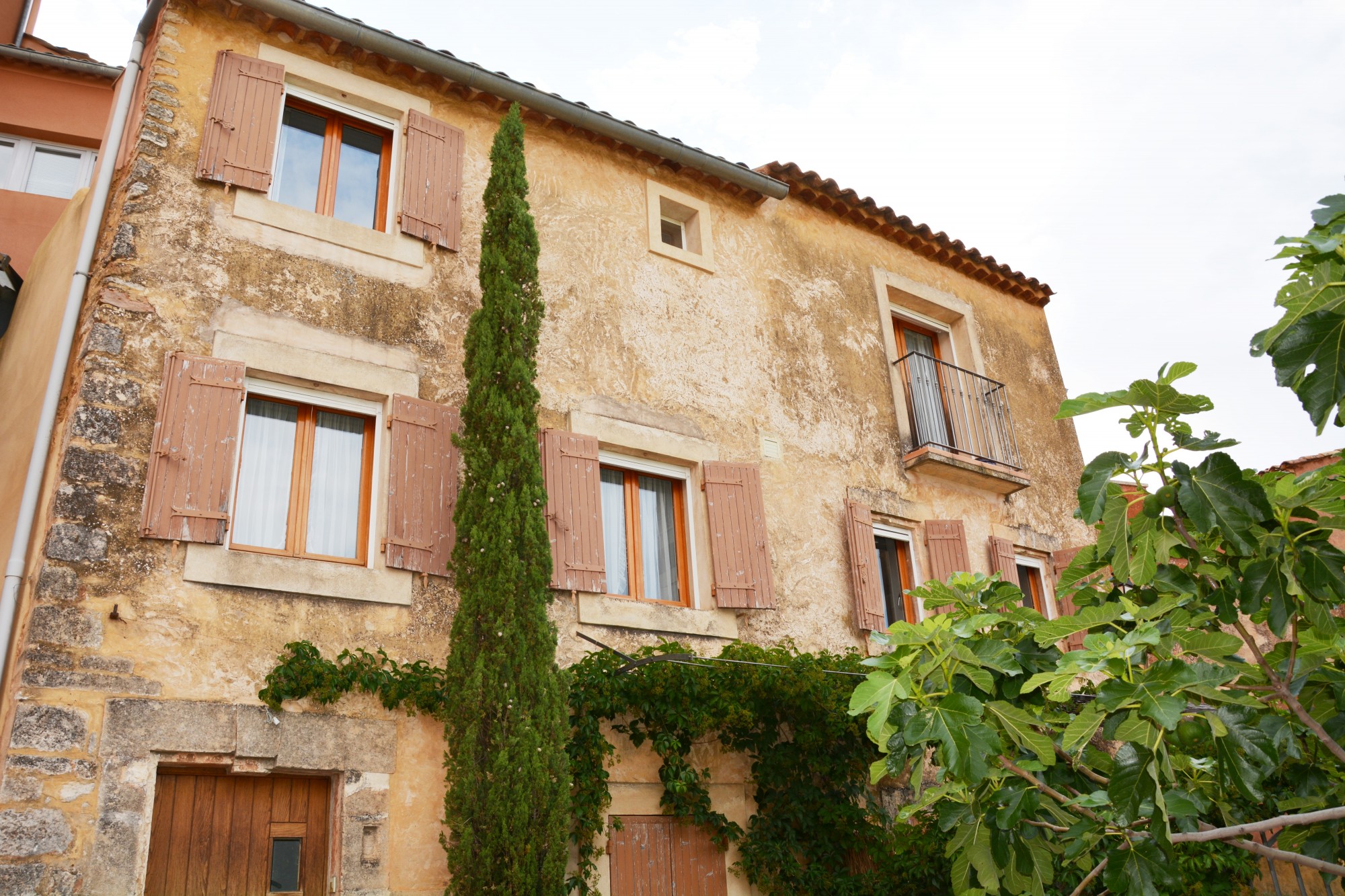 Roussillon, maison de village avec vues   