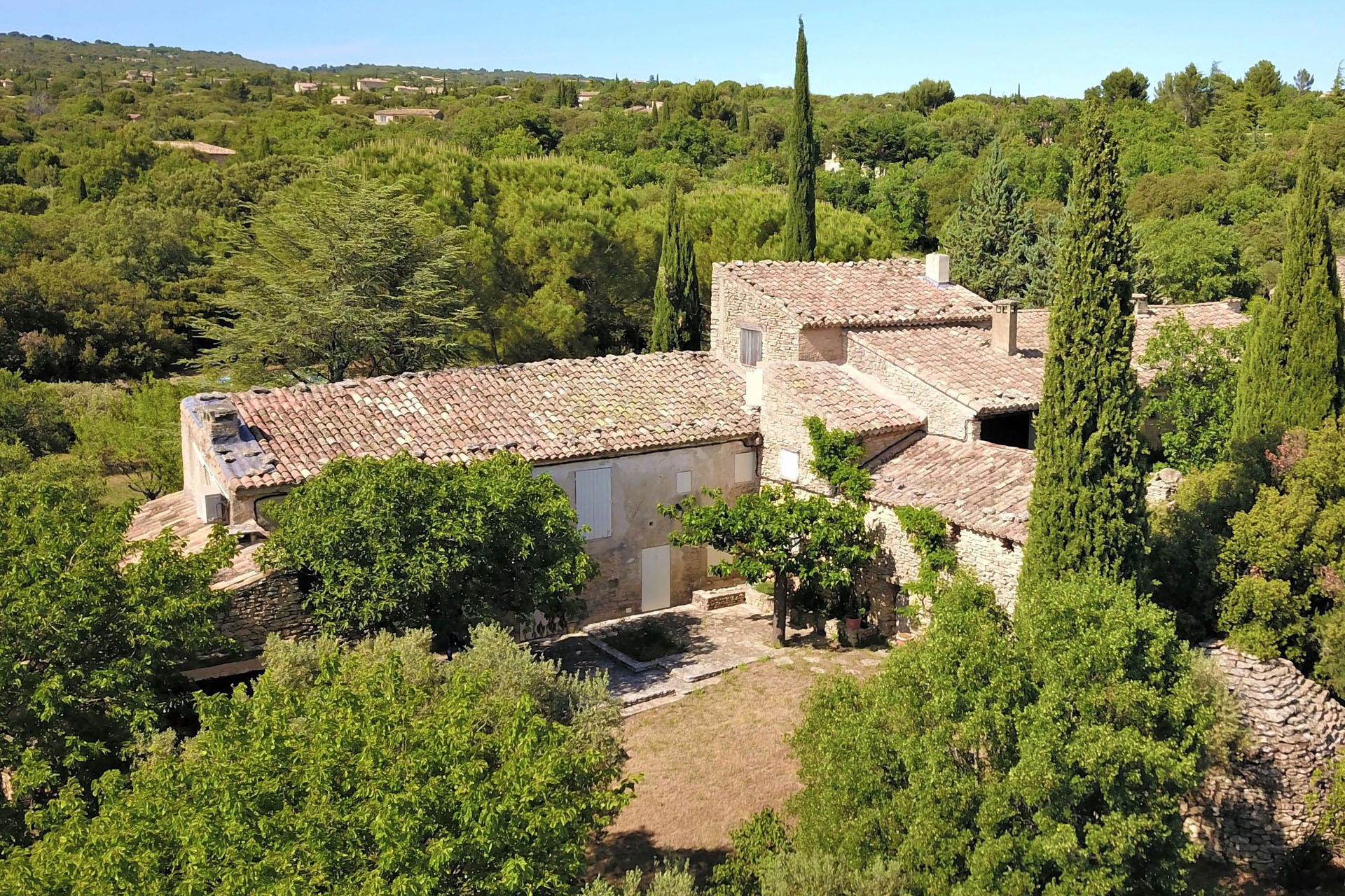Proche Gordes,    maison de charme de 7 à 8 chambres avec piscine