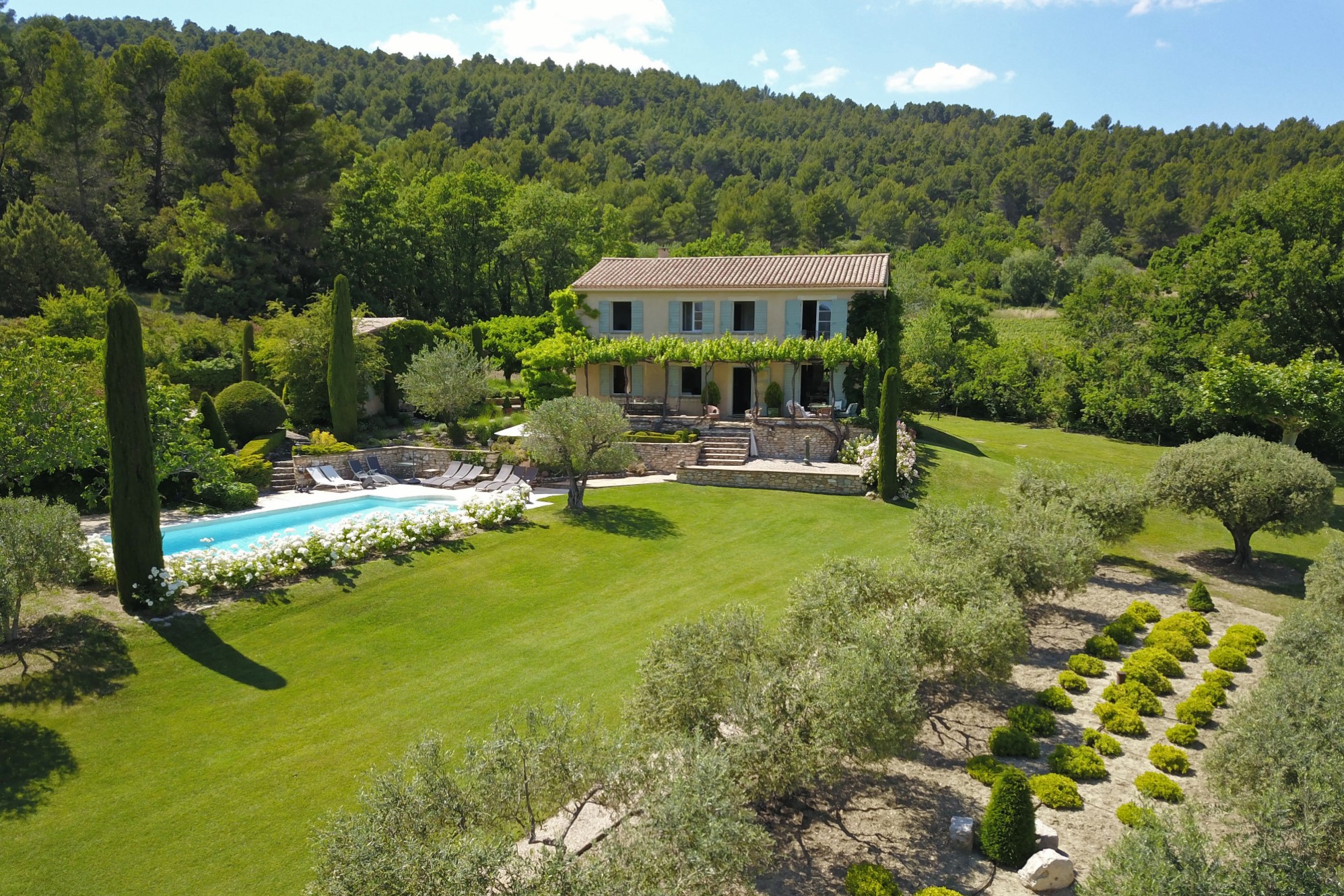 Luberon, charmante propriété d'agrément dominant la vallée   