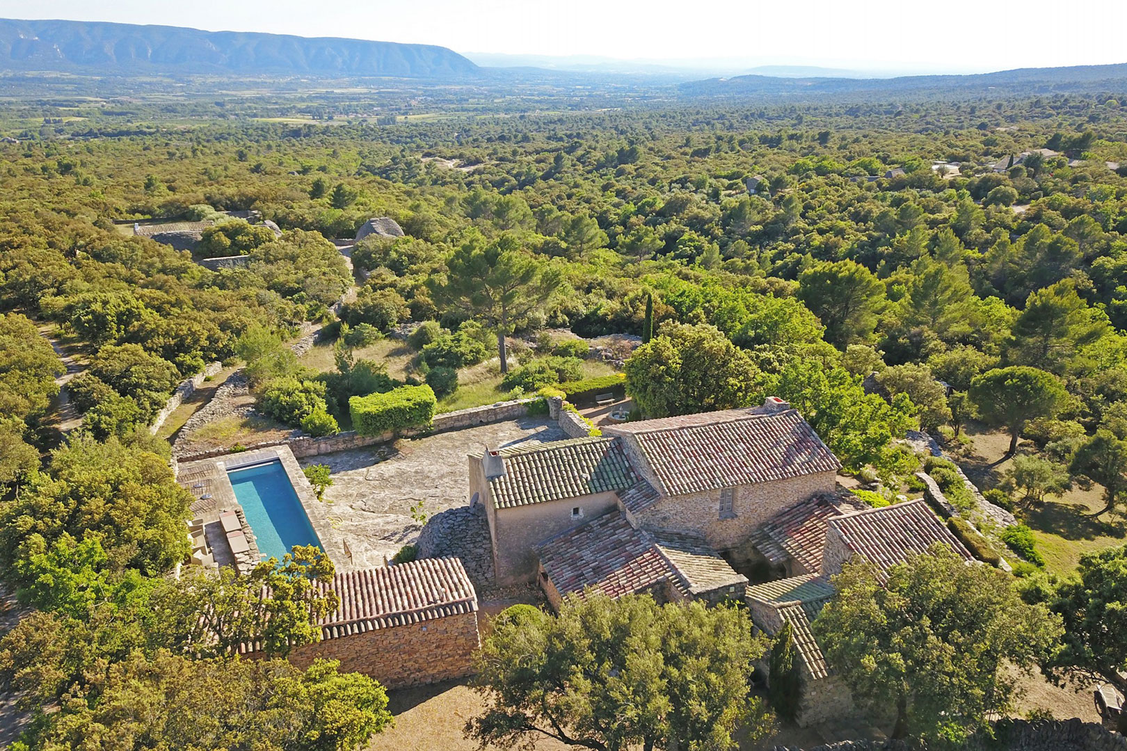 GORDES : maison de charme à 2 pas du village   