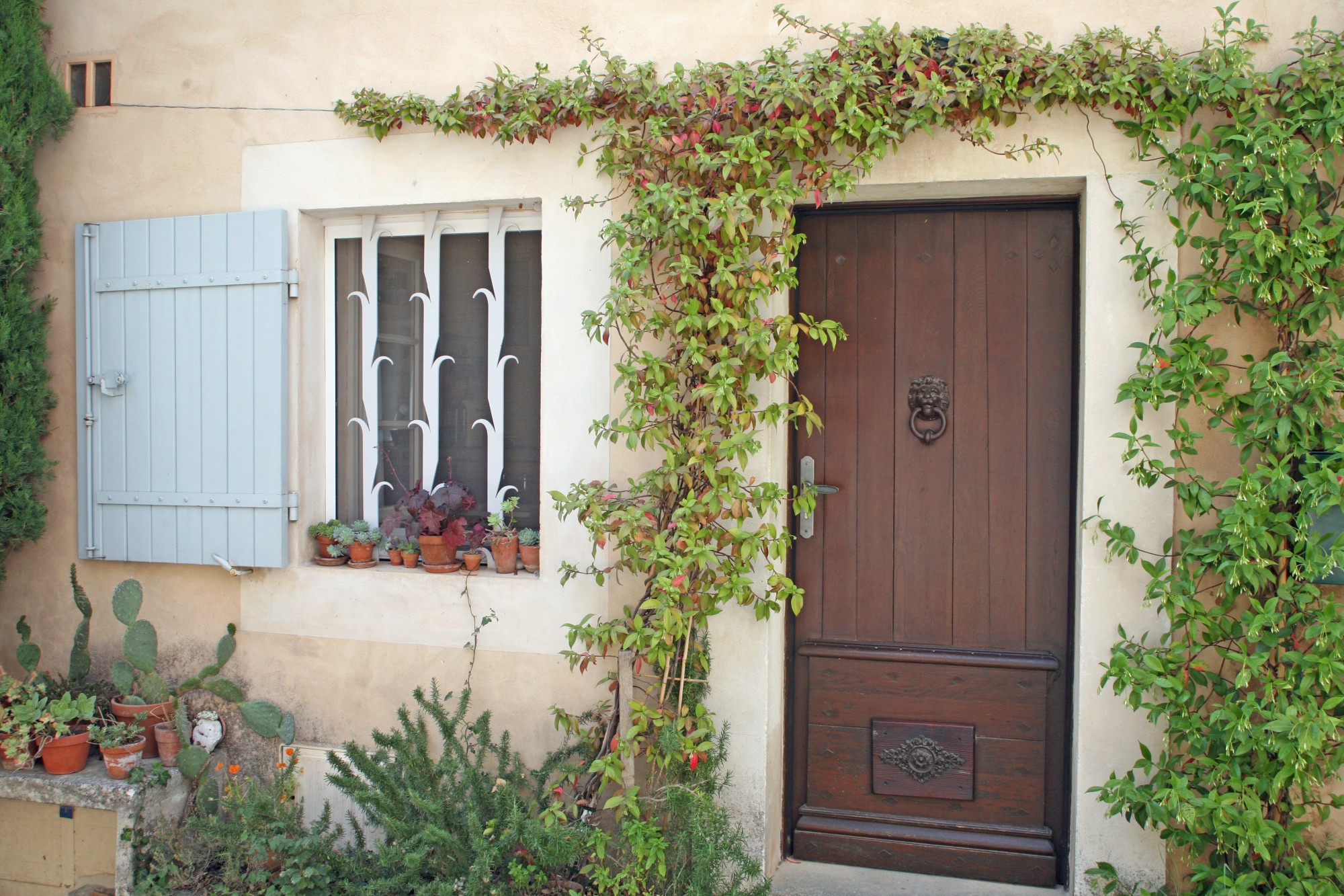 Bonnieux, maison de village avec terrasse et vue dominante   