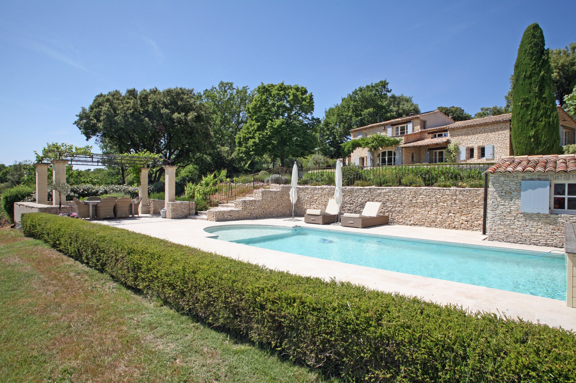 Luberon, maison en pierres avec piscine et vue    