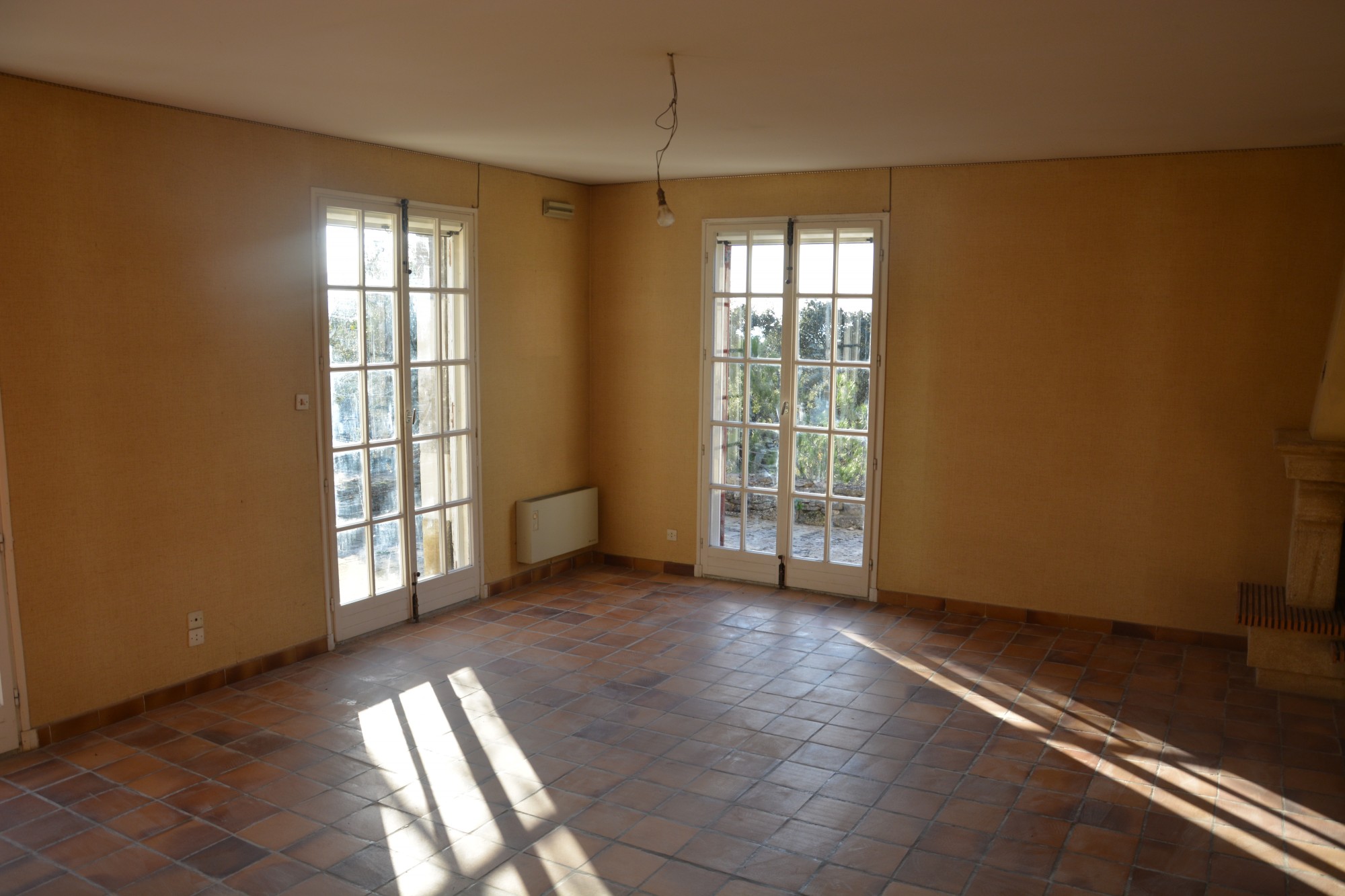 Proche Gordes, maison en pierres à rénover   