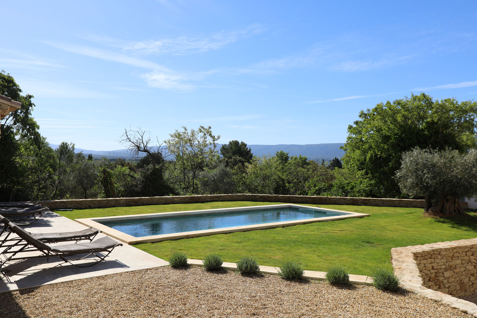 Luberon, ancienne batisse rénovée au centre d'un village pittoresque   