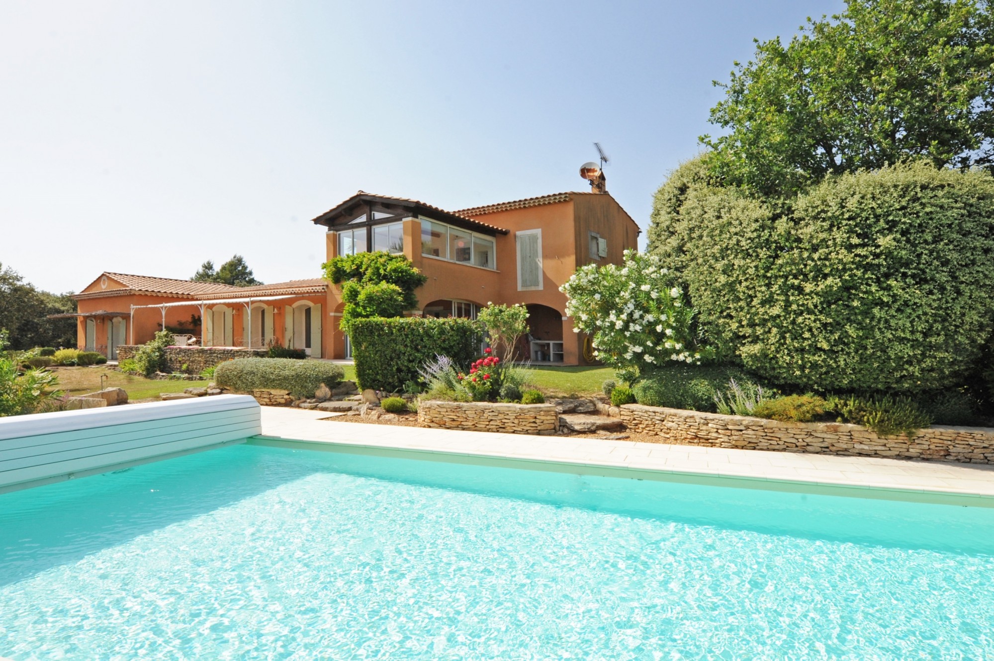 Cabrières d'Avignon : grande villa contemporaine avec piscine.   