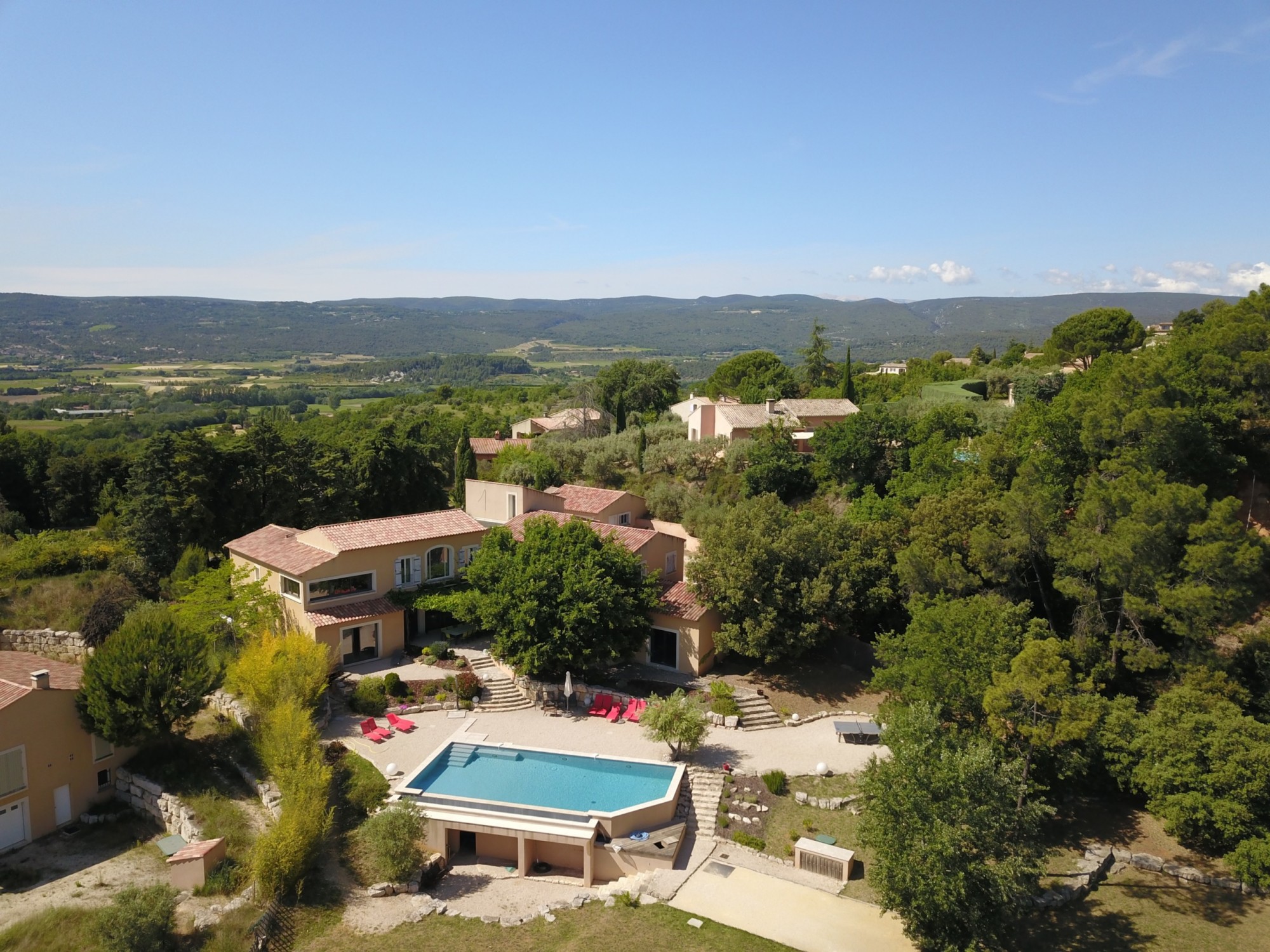 Grande bâtisse proche village Luberon   