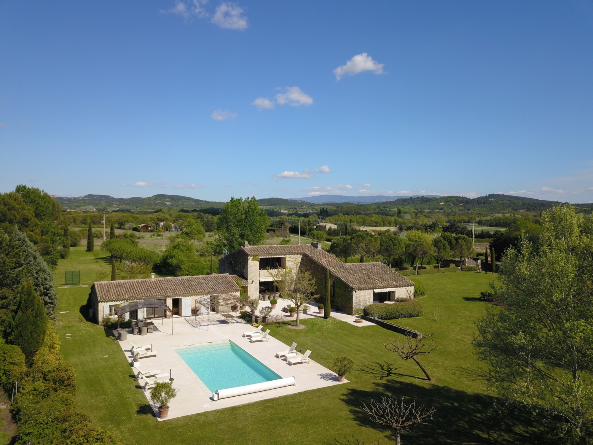 Luberon, maison d'architecte en pierres avec vue exceptionnelle   
