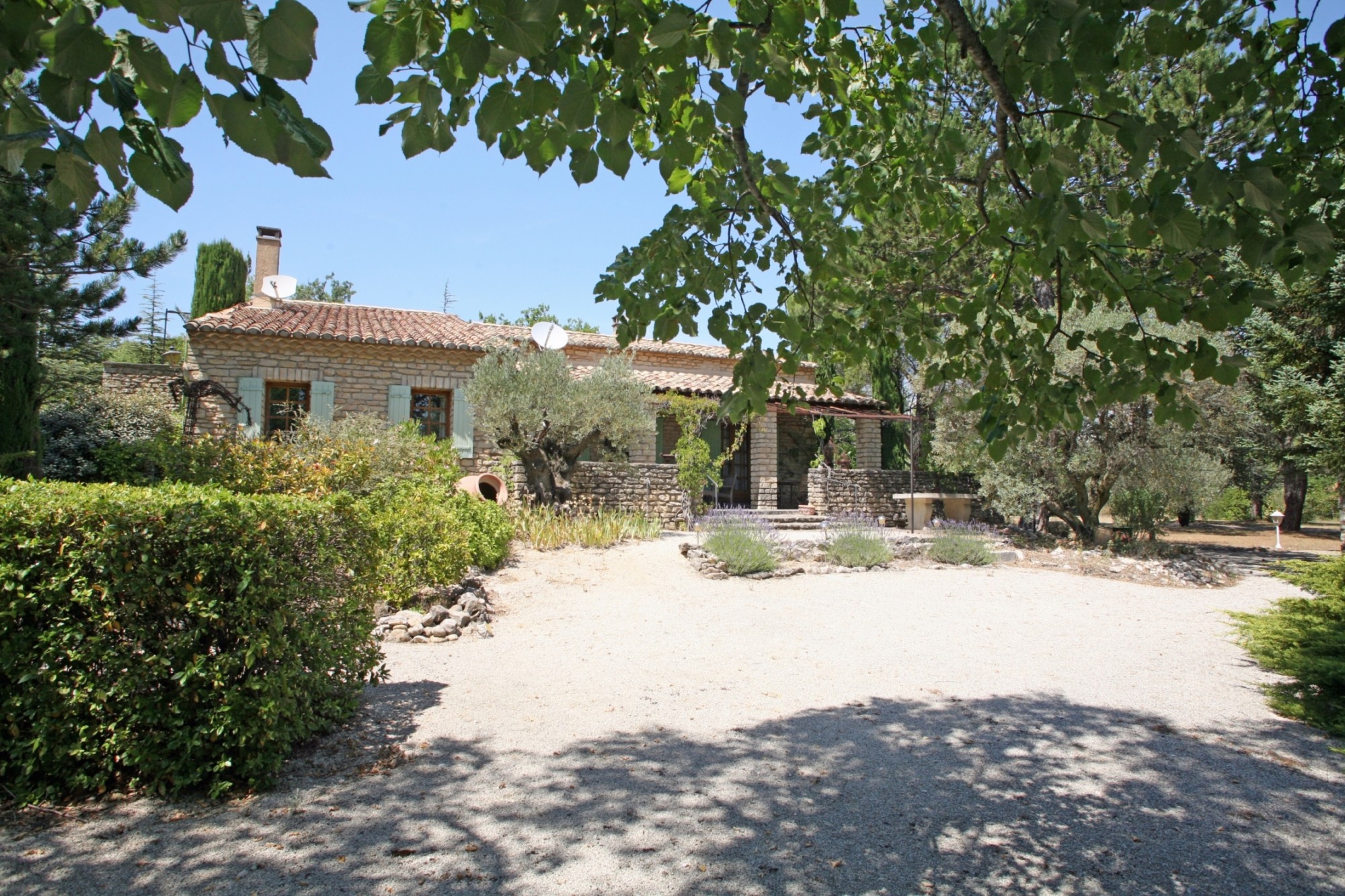 A restaurer maison en pierre avec piscine et vue en Luberon  