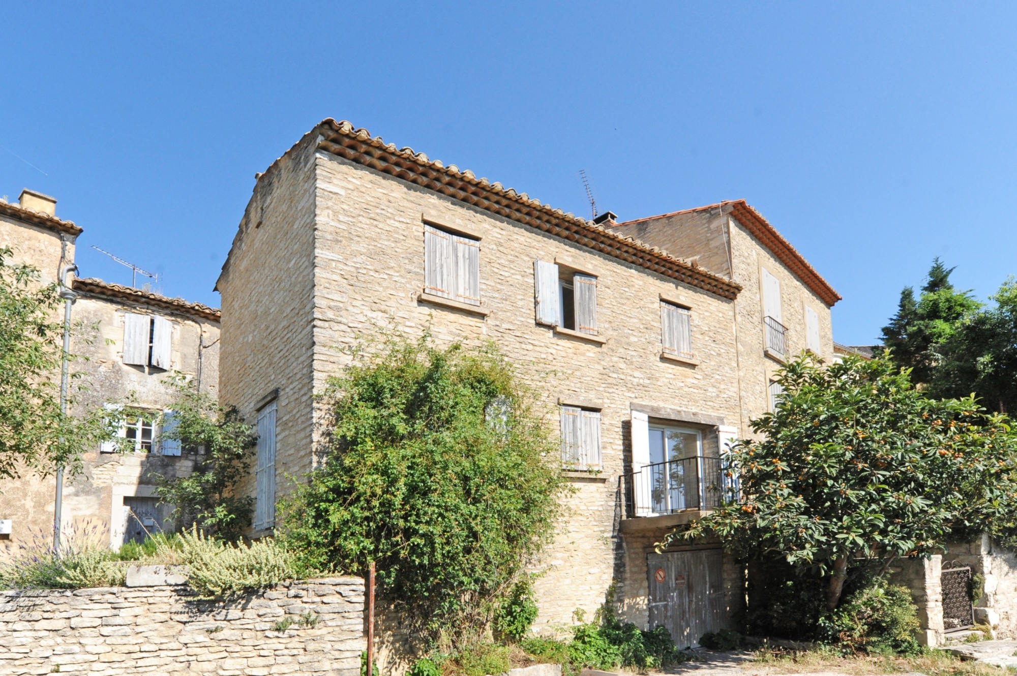 Gordes : Maison de village avec garage et vue dominante   