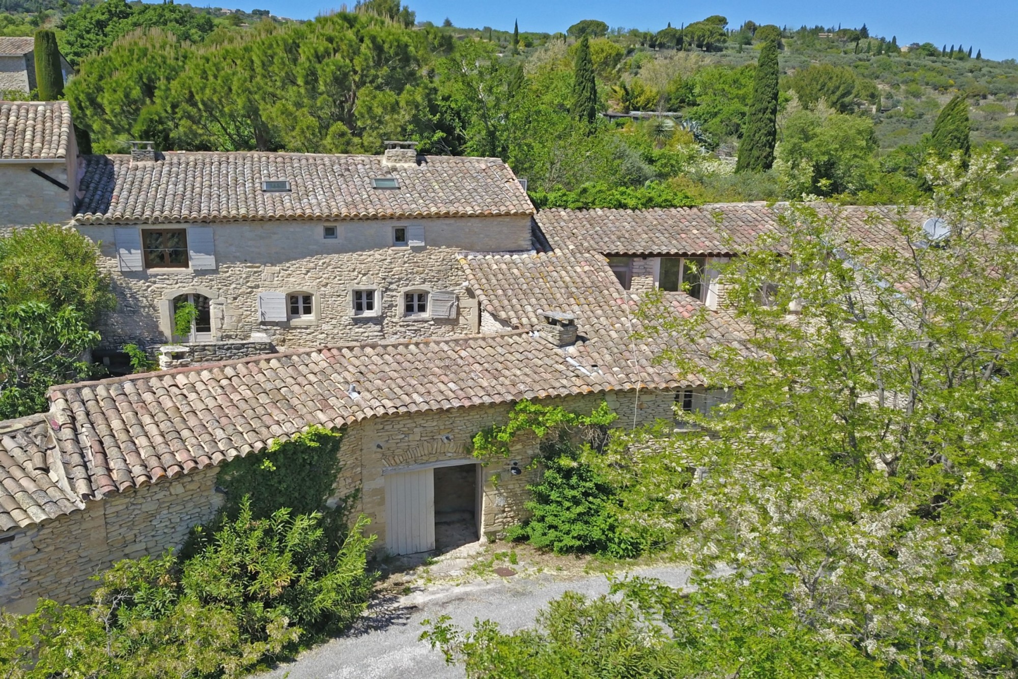 Gordes : charmante maison de hameau 18ème avec jardin   