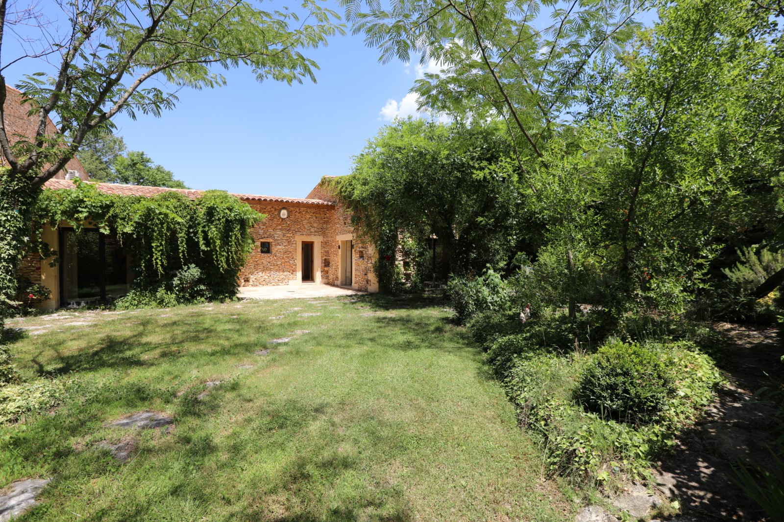 Gordes, maison en pierres avec 3 gîtes et piscine sur plus de 2700 m²   