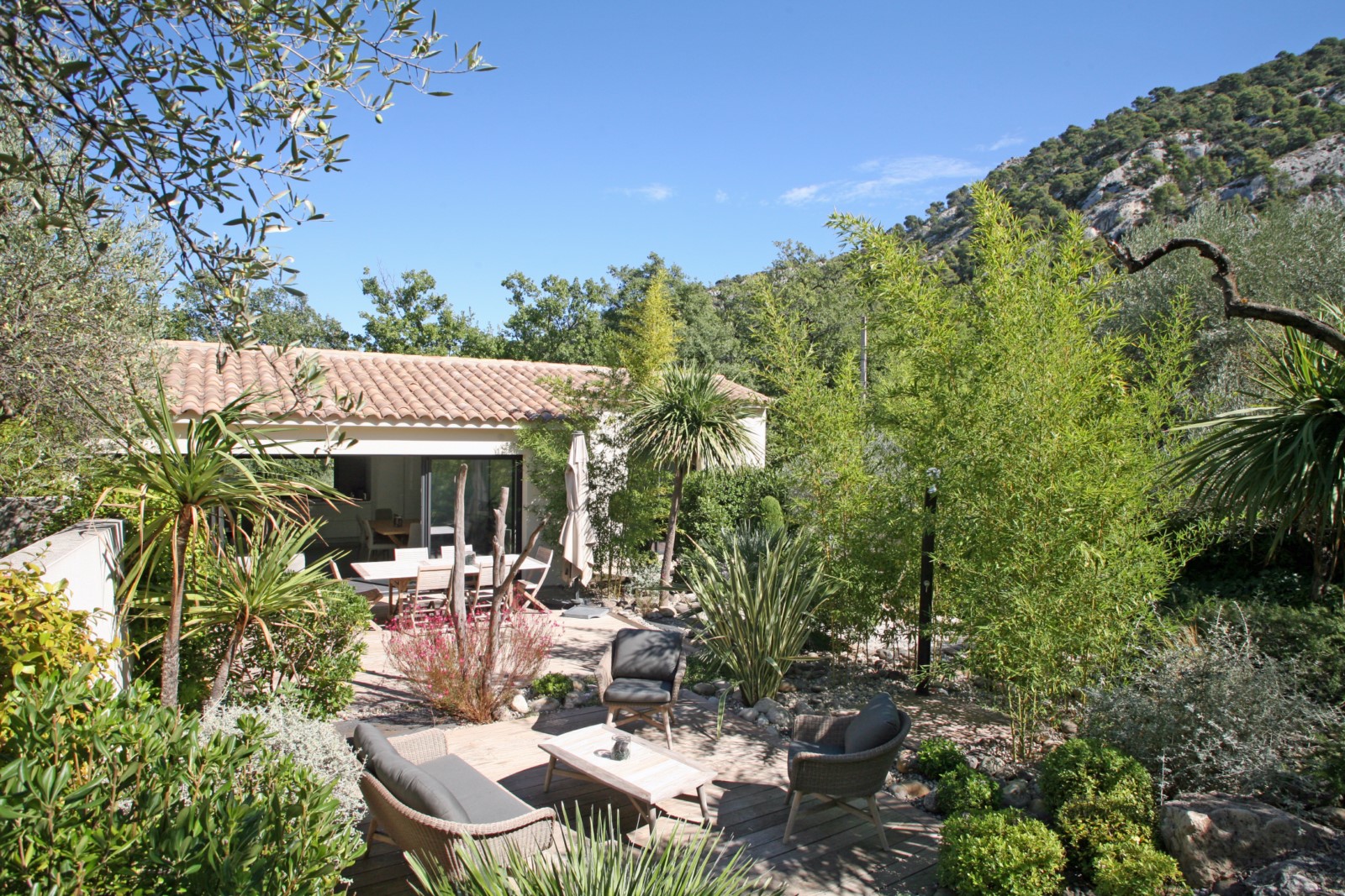 Maison de village récente avec vue et très beau jardin   