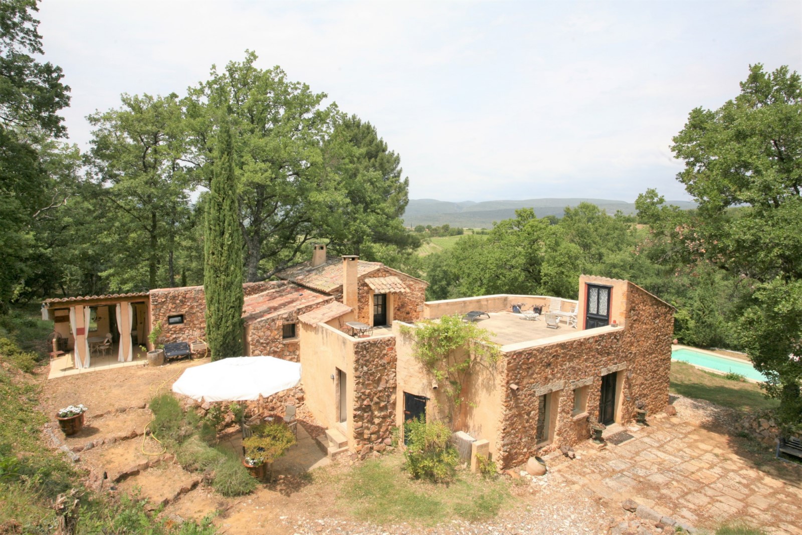 Luberon. Authentique mazet avec vues proche village   