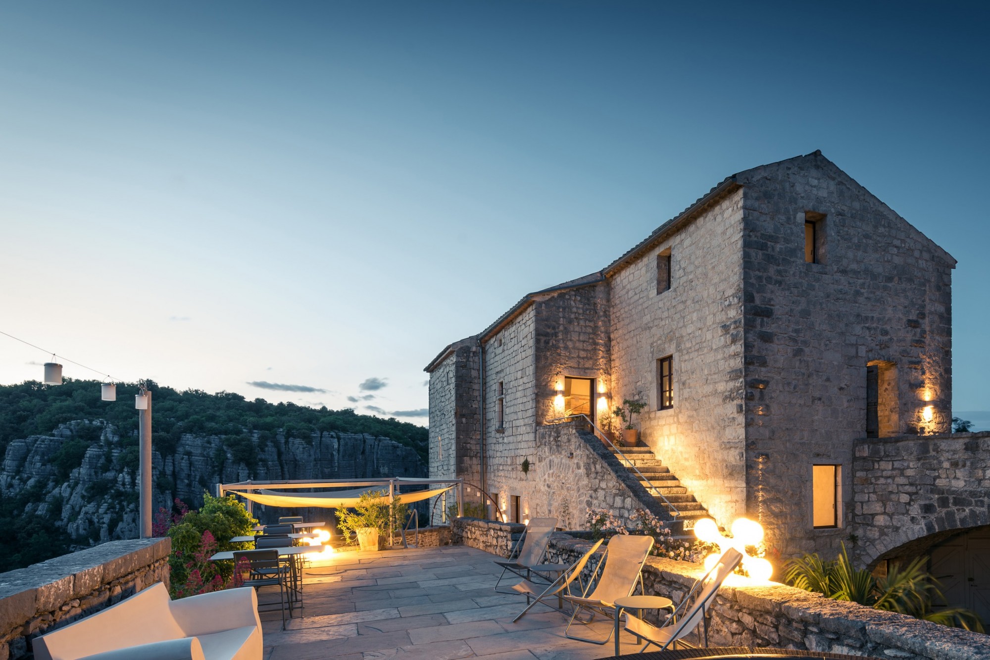 Ardèche - Authentique château magnifiquement restauré, situé en position dominante dans un village classé    