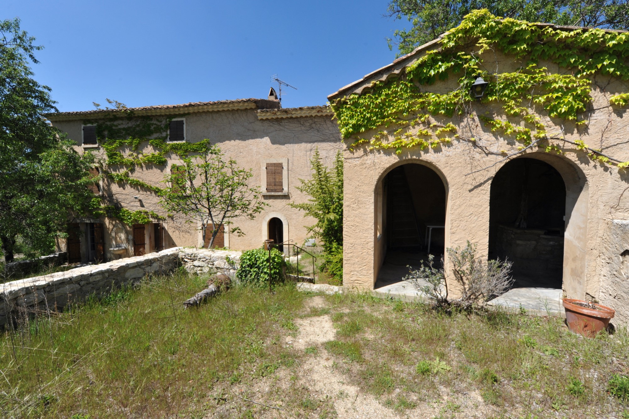 proche de Gordes, bastide à rénover   