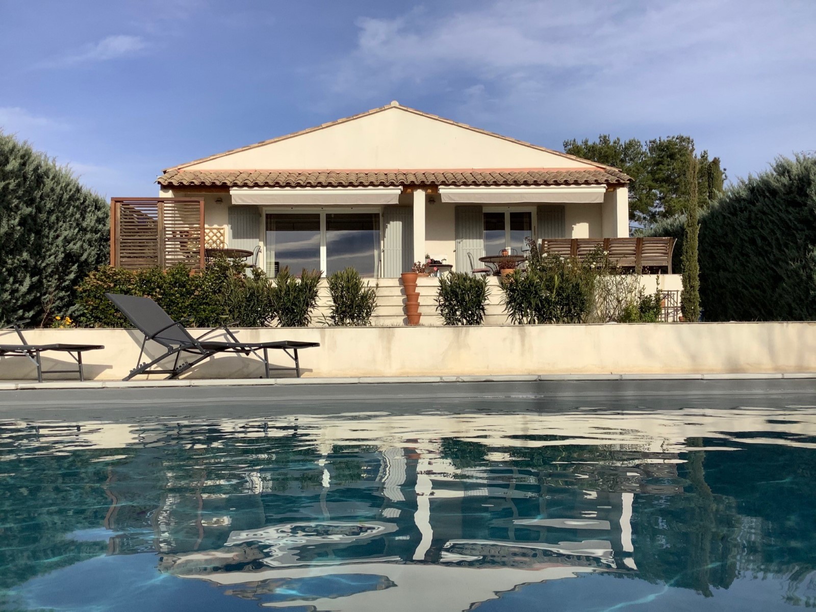Cabrières-d'Avignon, maison de hameau avec piscine et belle vue   