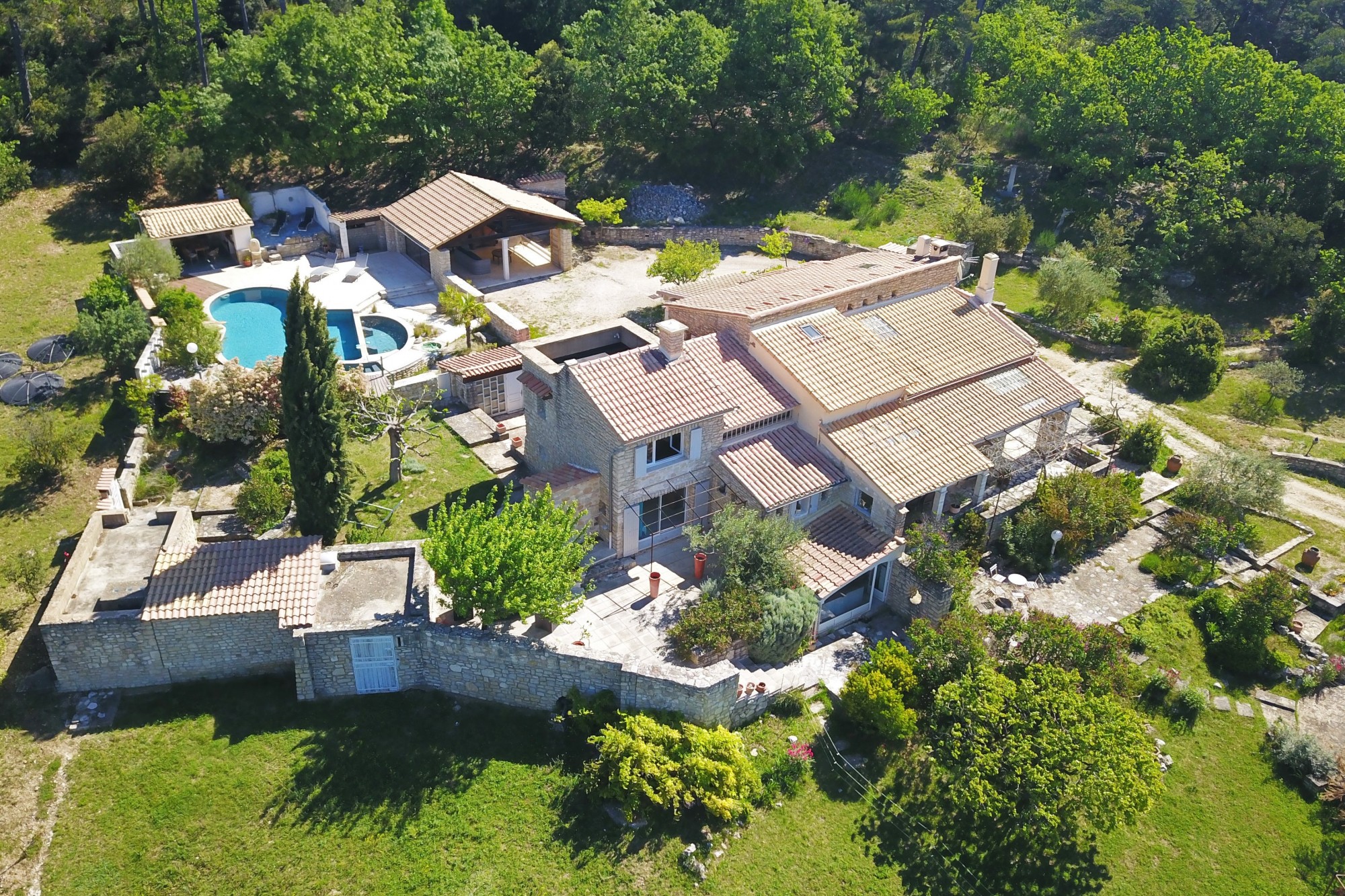 15mn de Gordes, maison en pierre avec vue panoramique sur le Luberon   