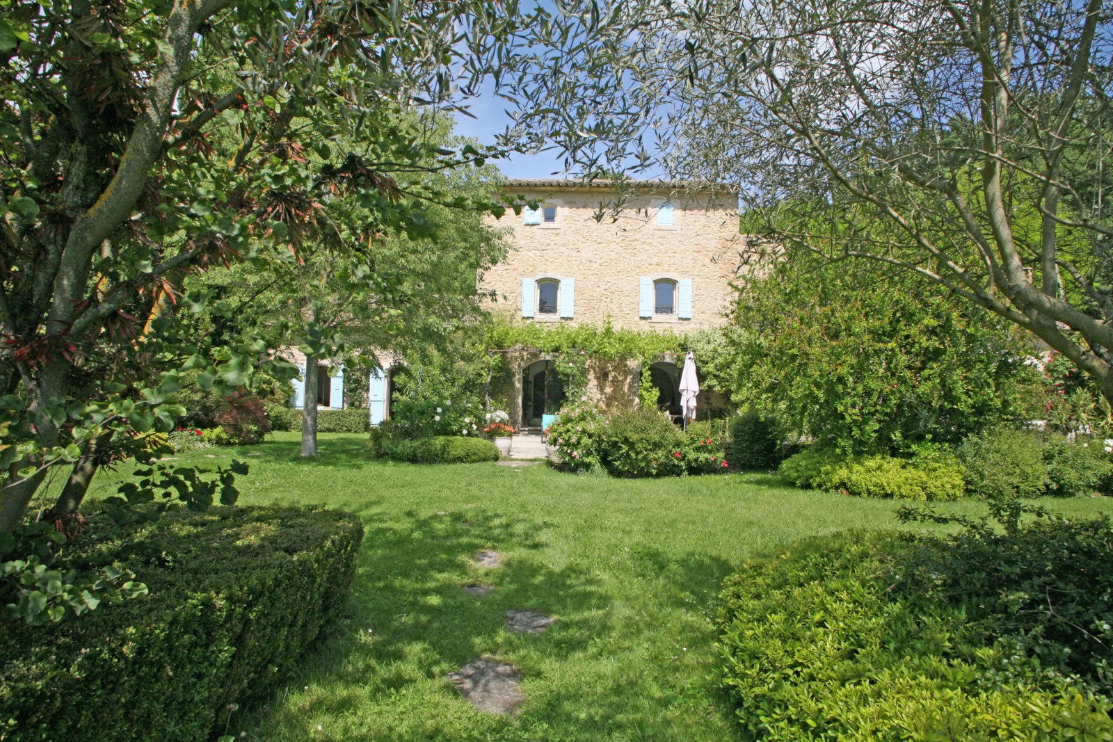 Au pied du Luberon, superbe mas XVIIIème avec piscine   