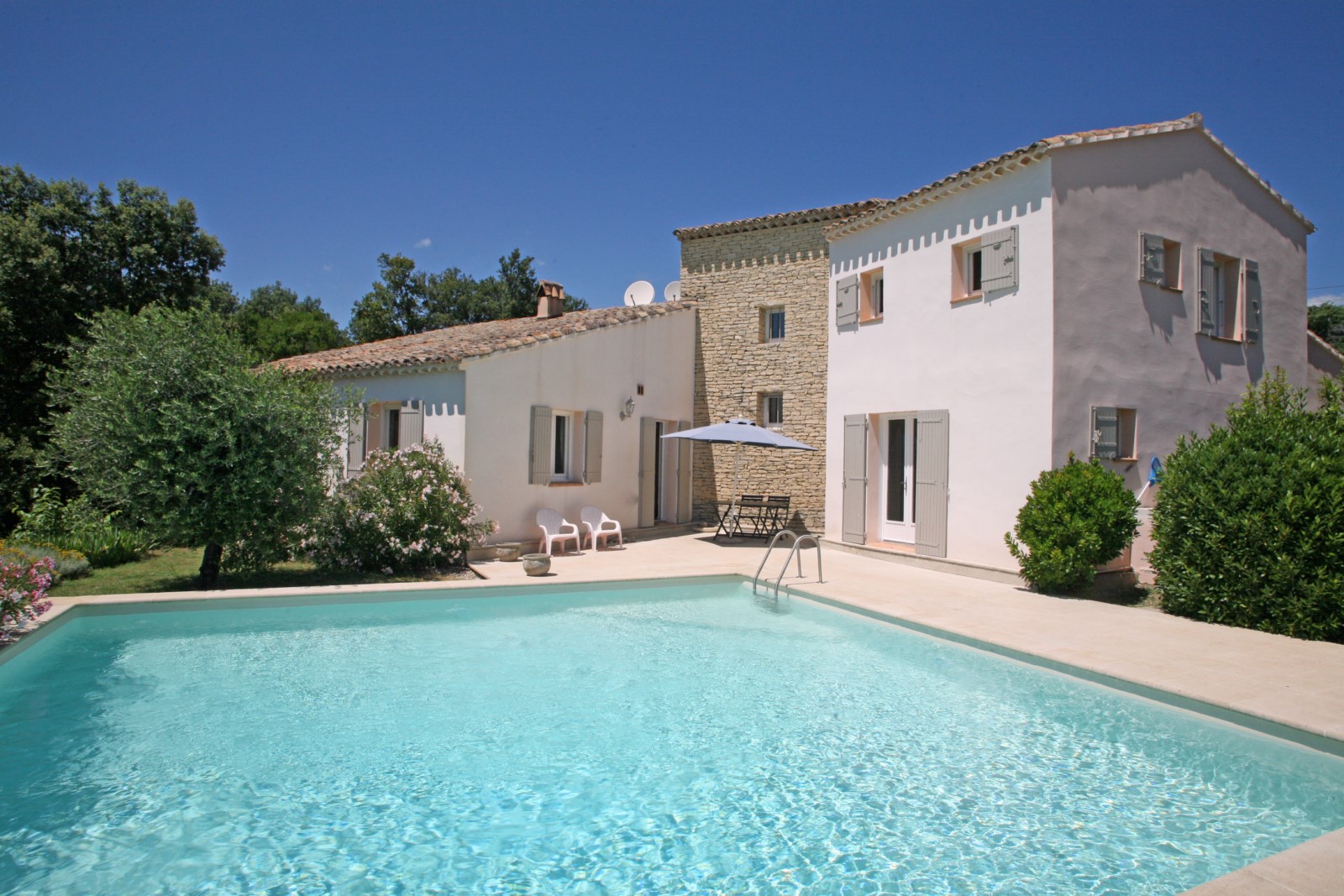 Lioux, en position dominante, maison avec piscine et très belle vue sur terrain de 1700m²    