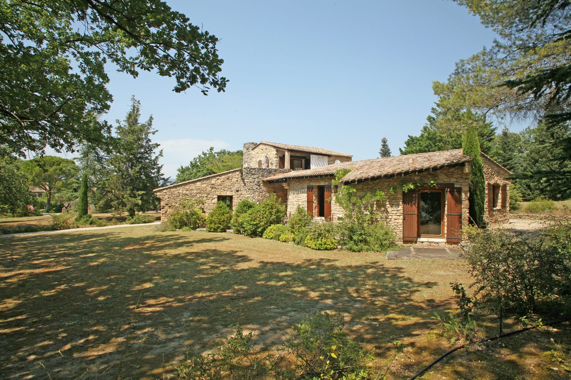 Maison d'architecte avec vue proposant de beaux volumes   