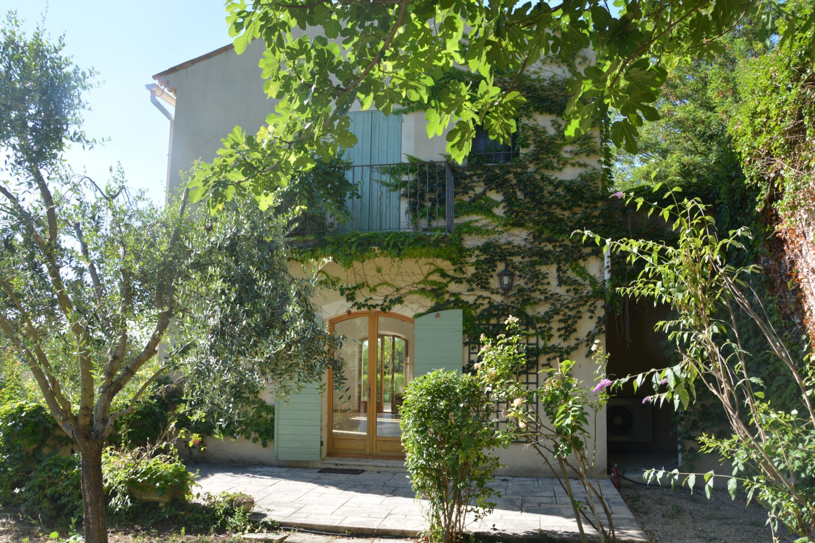 Ménerbes, maison avec dépendance à quelques minutes du village   