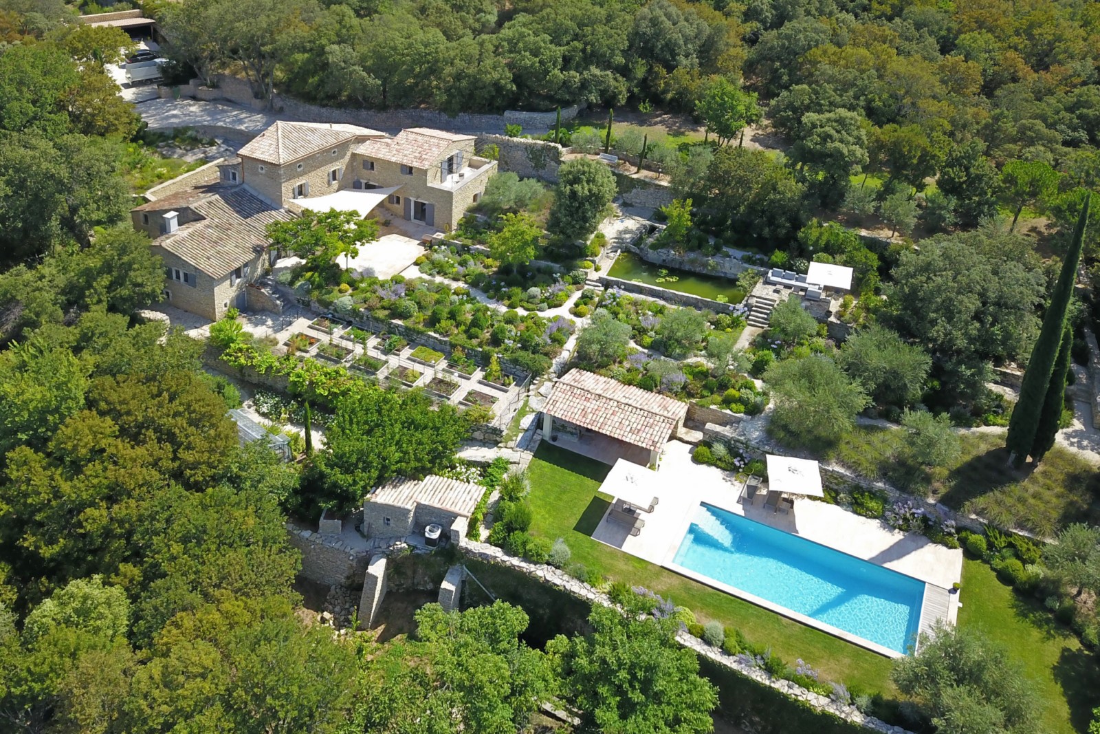 Gordes, propriété de caractère avec superbes prestations   