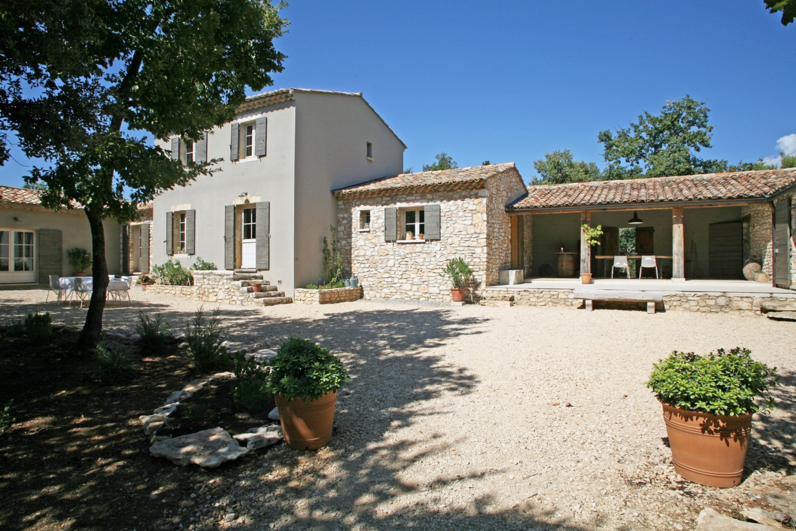 Maison récente avec piscine à Bonnieux   