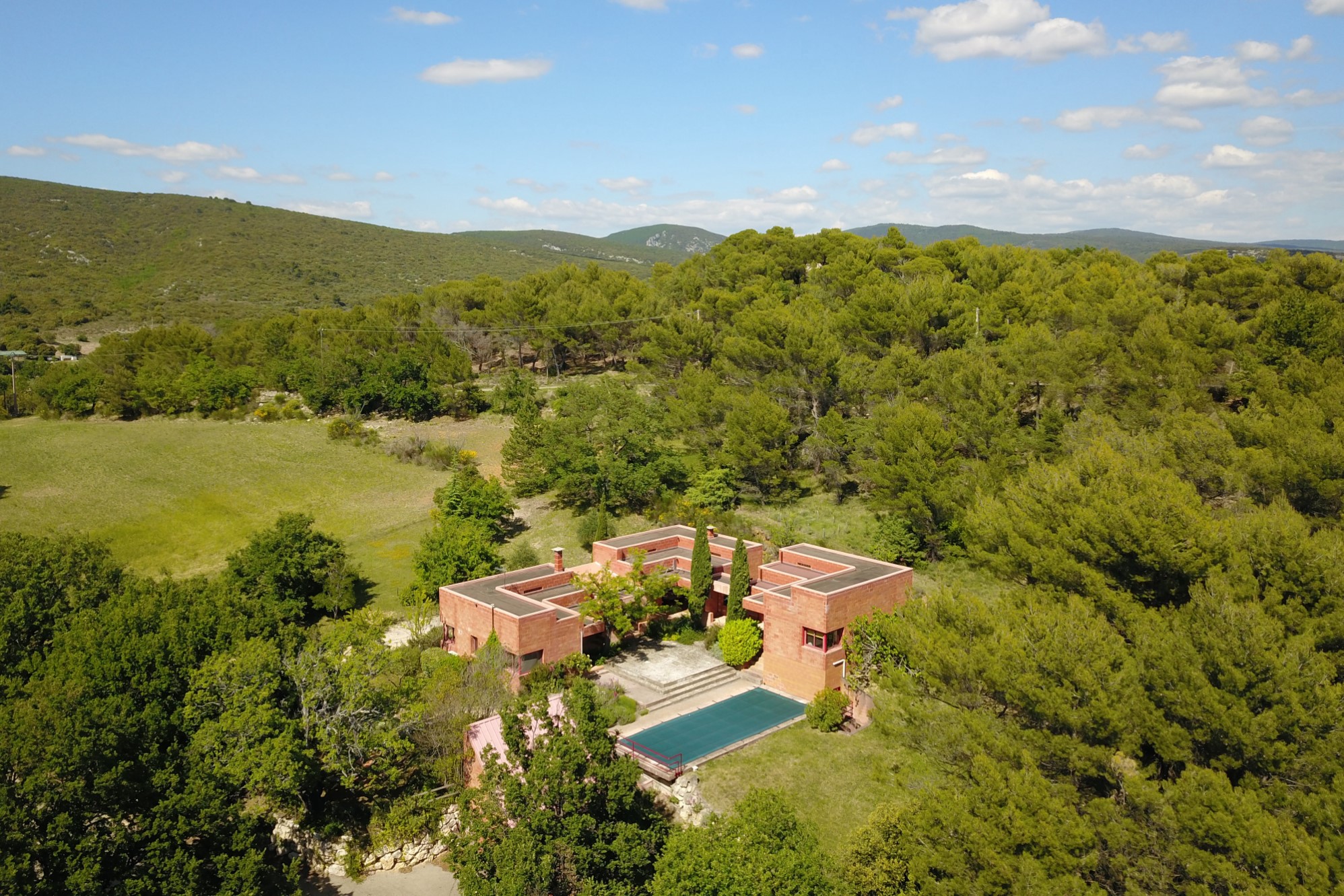 à 10 minutes de Gordes, maison contemporaine avec piscine sur près de 8000m² de terrain   