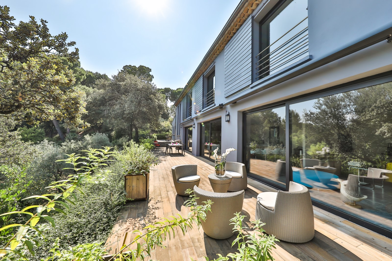 à proximité du Luberon, superbe maison dominante sur terrain clos   