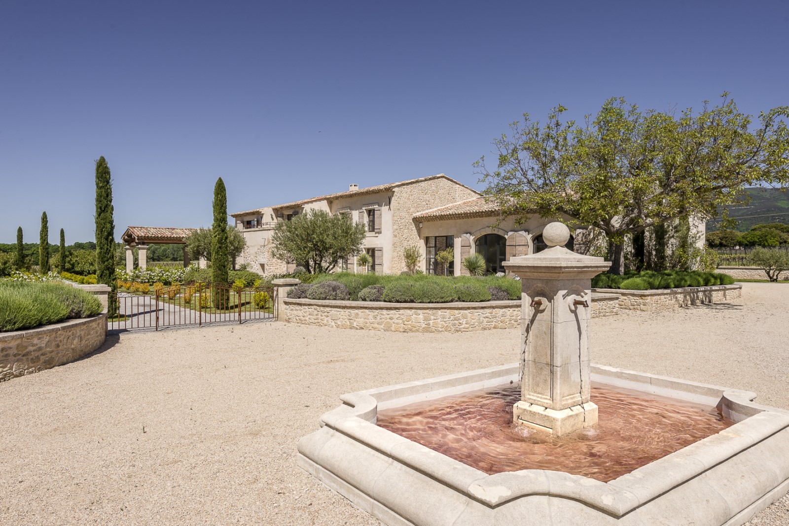 proche Lourmarin, authentique mas en pierres entièrement rénové sur 1,7 hectare   