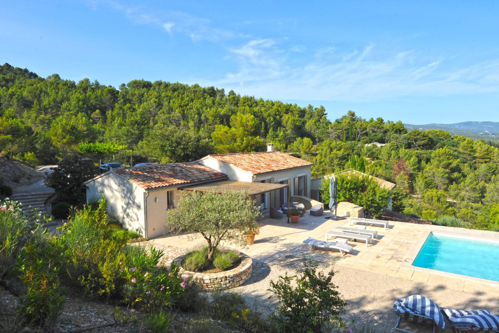 Luberon, villa avec vue panoramique sur 1,6 hectares   