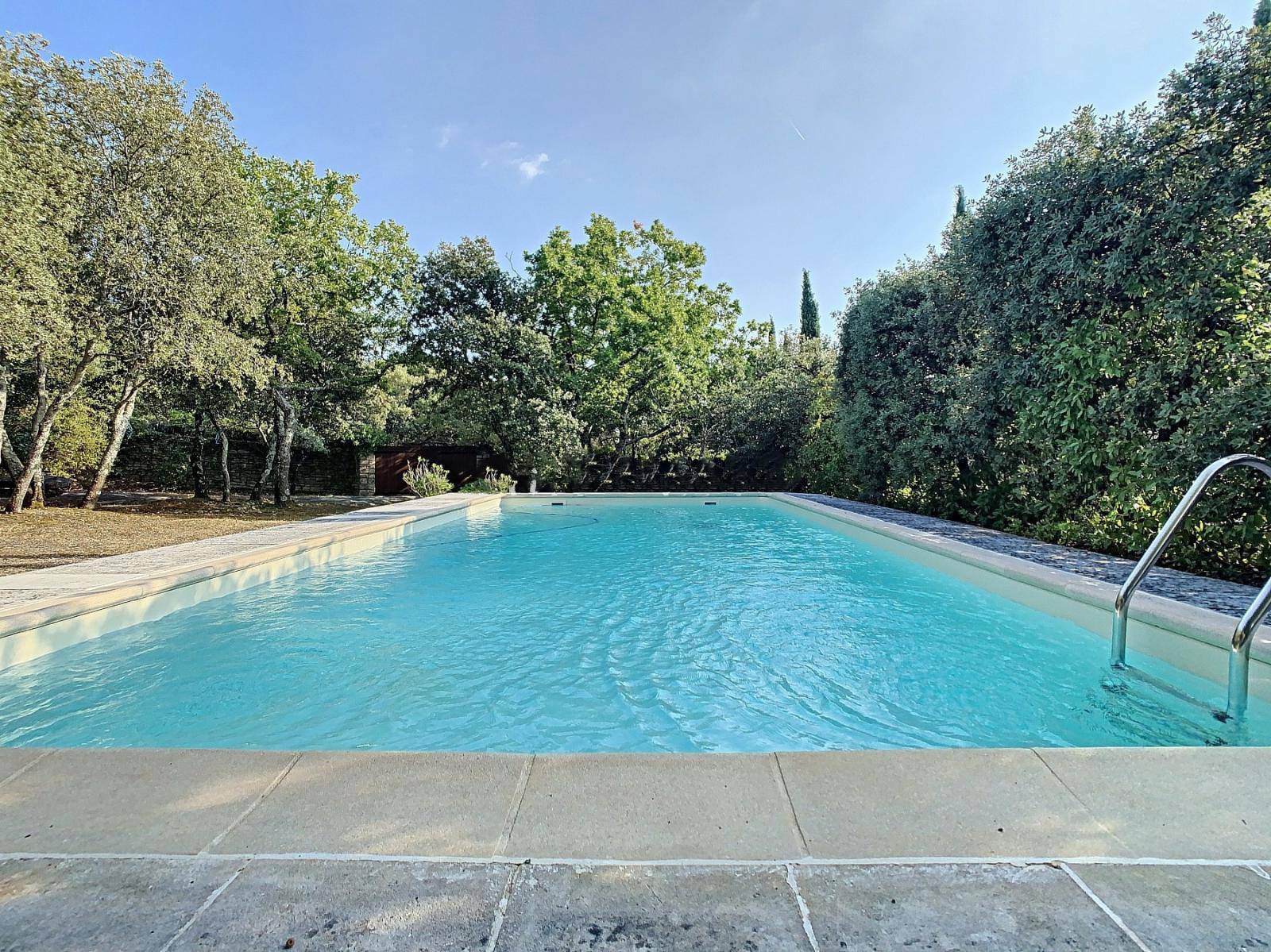 MAISON EN PIERRE AVEC PISCINE A DEUX PAS DU VILLAGE DE GORDES   