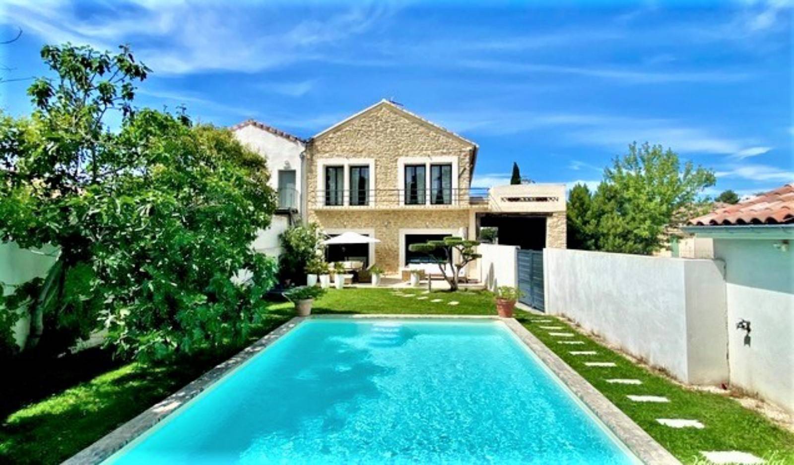 Maison de caractère au coeur de l'Isle-sur-la-Sorgue avec accès bord de rivière, jardin et piscine.   