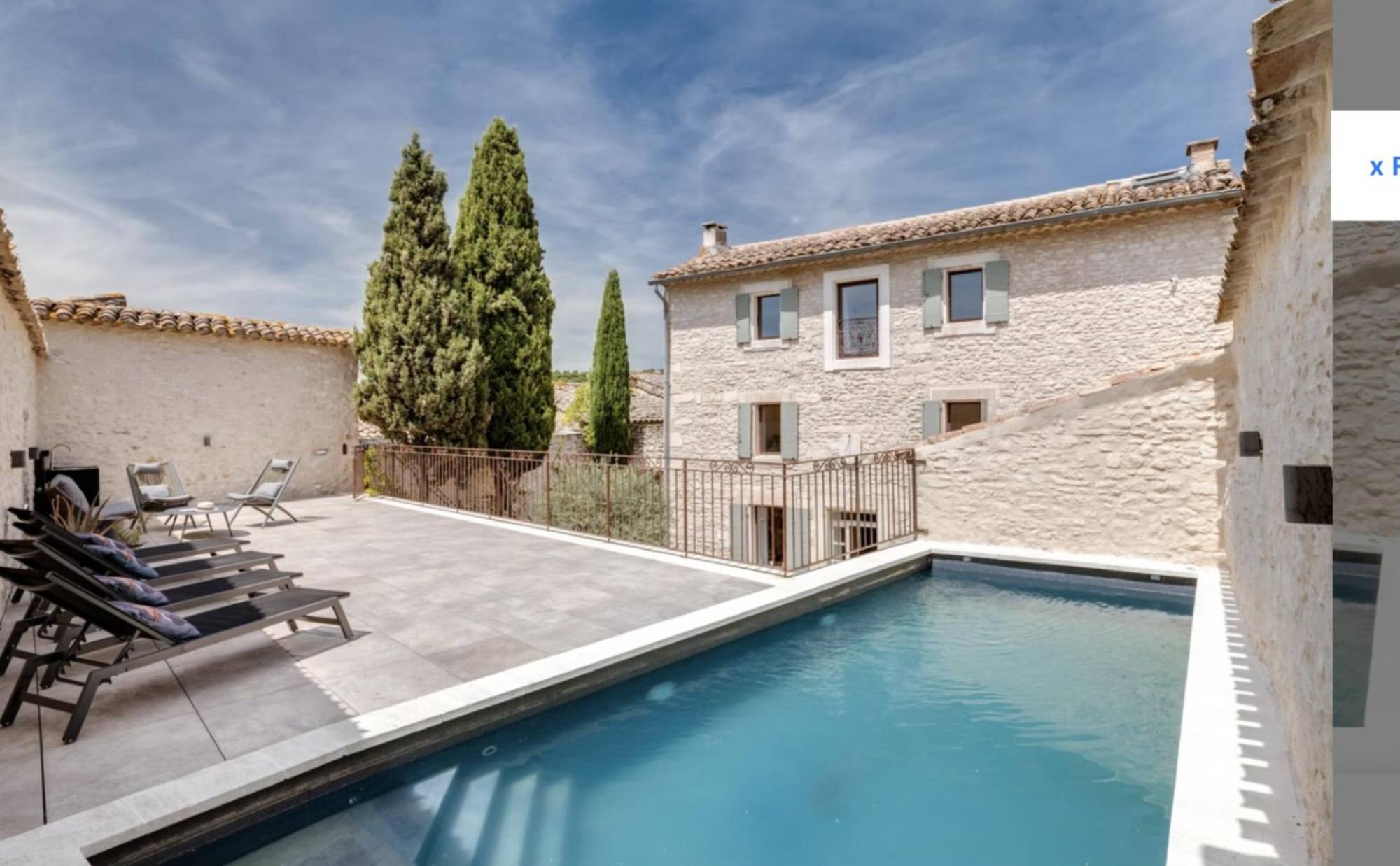 Ensemble immobilier à Gordes avec cour et piscine sans vis-à-vis