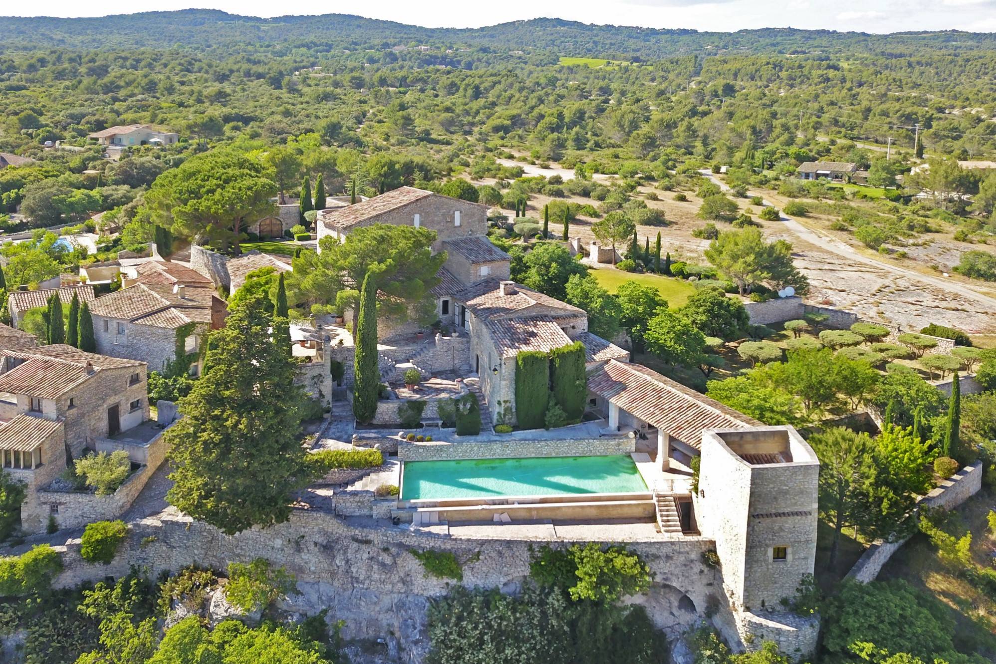 Vente Triangle d'or du Luberon : exceptionnelle commanderie des Templiers du XIIème siècle entièrement rénovée au sommet de Joucas - BIEN VENDU -
