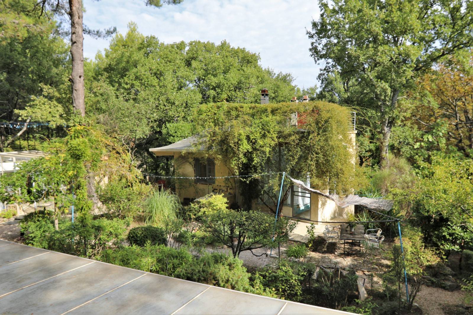 en Luberon, ensemble remarquable d'architecture unique offrant 9 habitations    