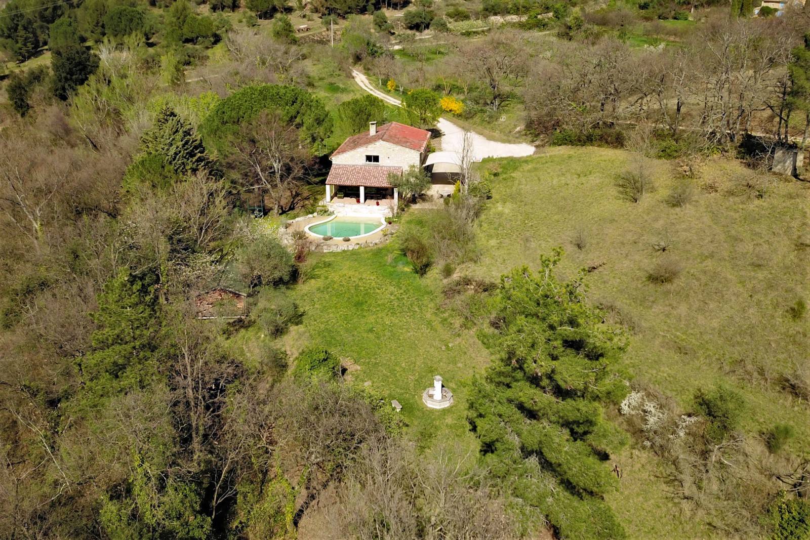Luberon, maison avec piscine sur plus de 9000m²   
