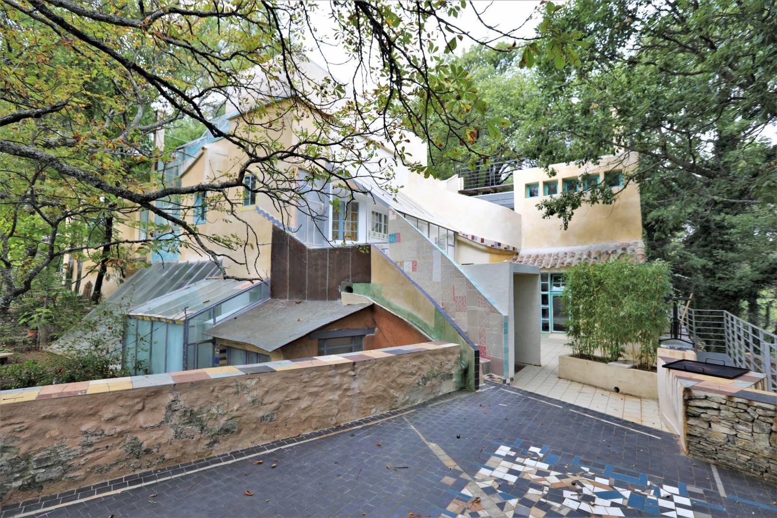 en Luberon, ensemble remarquable d'architecture unique offrant 9 habitations    