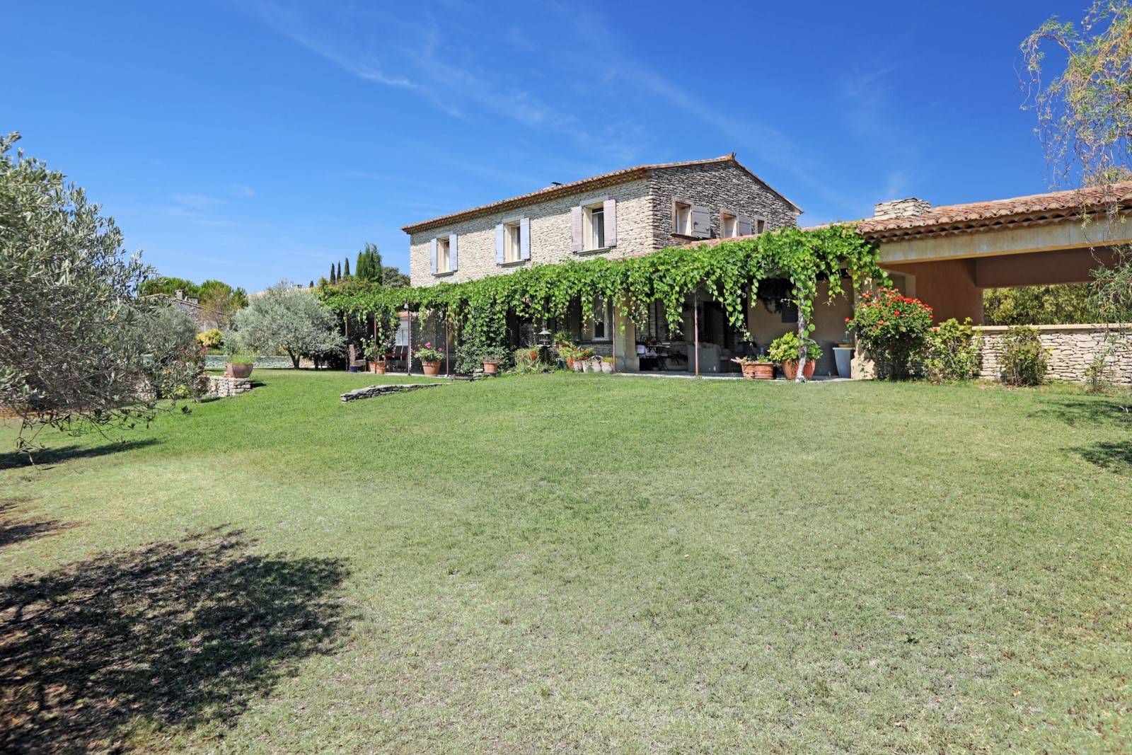 Propriété de prestige en pierre avec vue panoramique à Gordes en Luberon