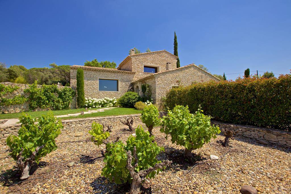 GORDES, SUPERBE PROPRIÉTÉ DE PRESQUE 2,5 HECTARES AU GRAND CALME   